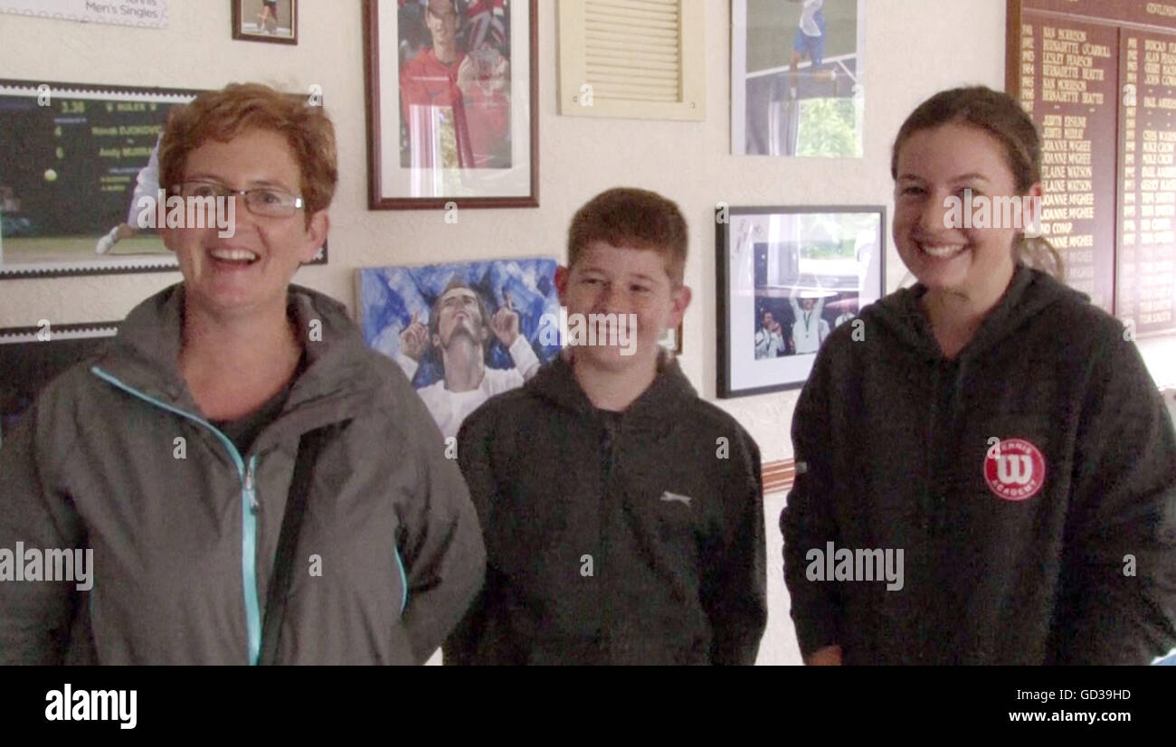 Bildschirmaufnahme aus einem Video von Sharon Rarirty und ihren Kindern Scott und Caitlin, die aus Neuseeland gereist sind, um Andy Murrays prägendes Trainingsgelände in seiner Heimatstadt Dunblane zu besuchen. Stockfoto