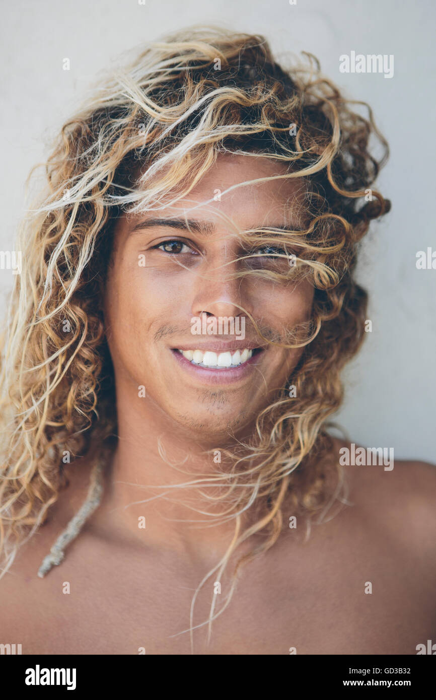 Porträt des jungen hispanischen Surfer mit gebleicht blonde Haare. Stockfoto