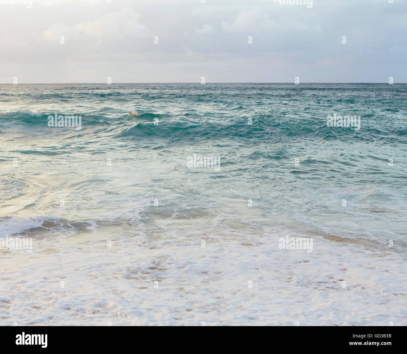 Blick auf Pazifischen Ozean in der Dämmerung, Wellen und Brandung. Stockfoto