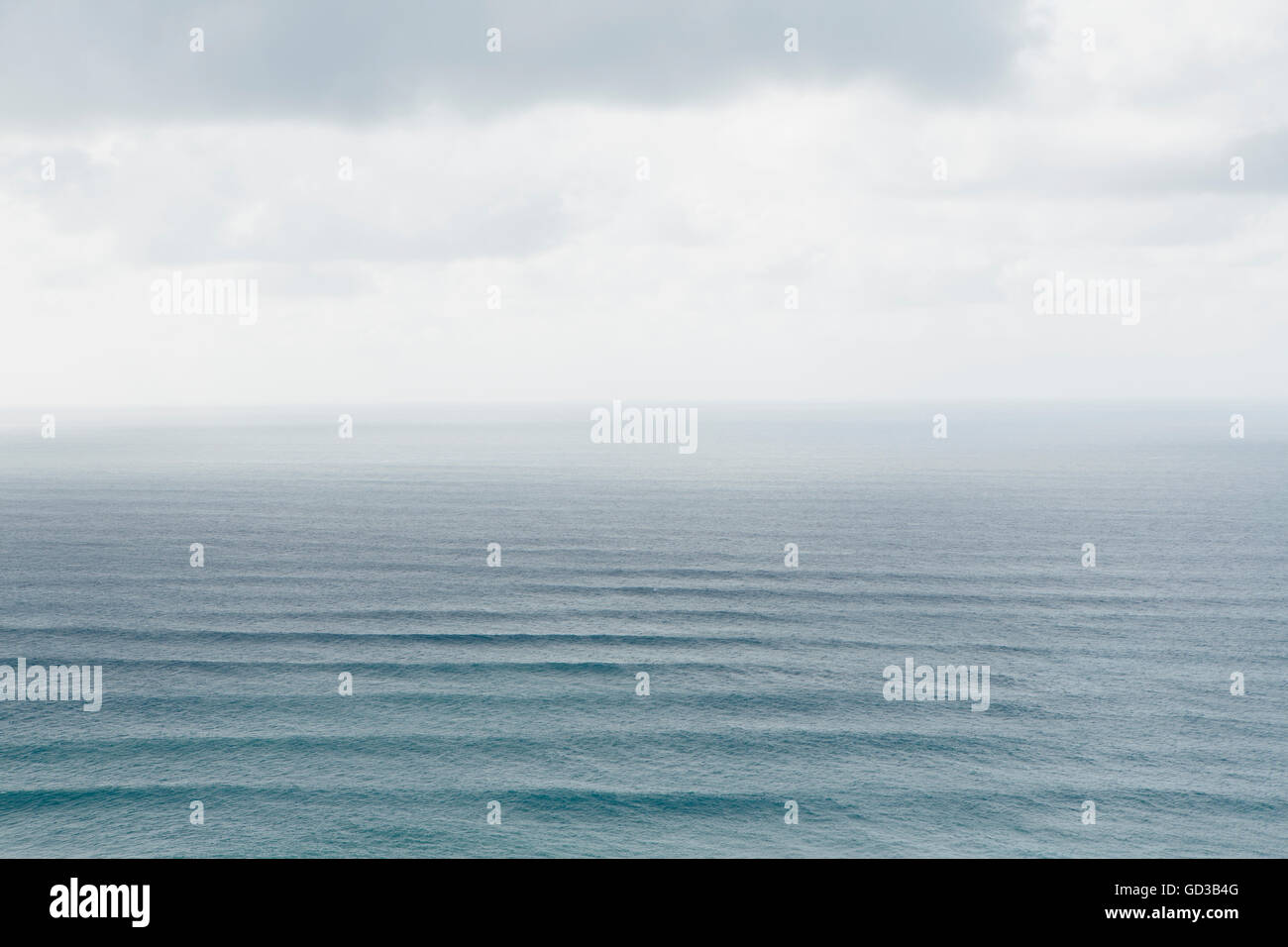 Erhöhten Blick auf den Pazifischen Ozean und Wellen Stockfoto