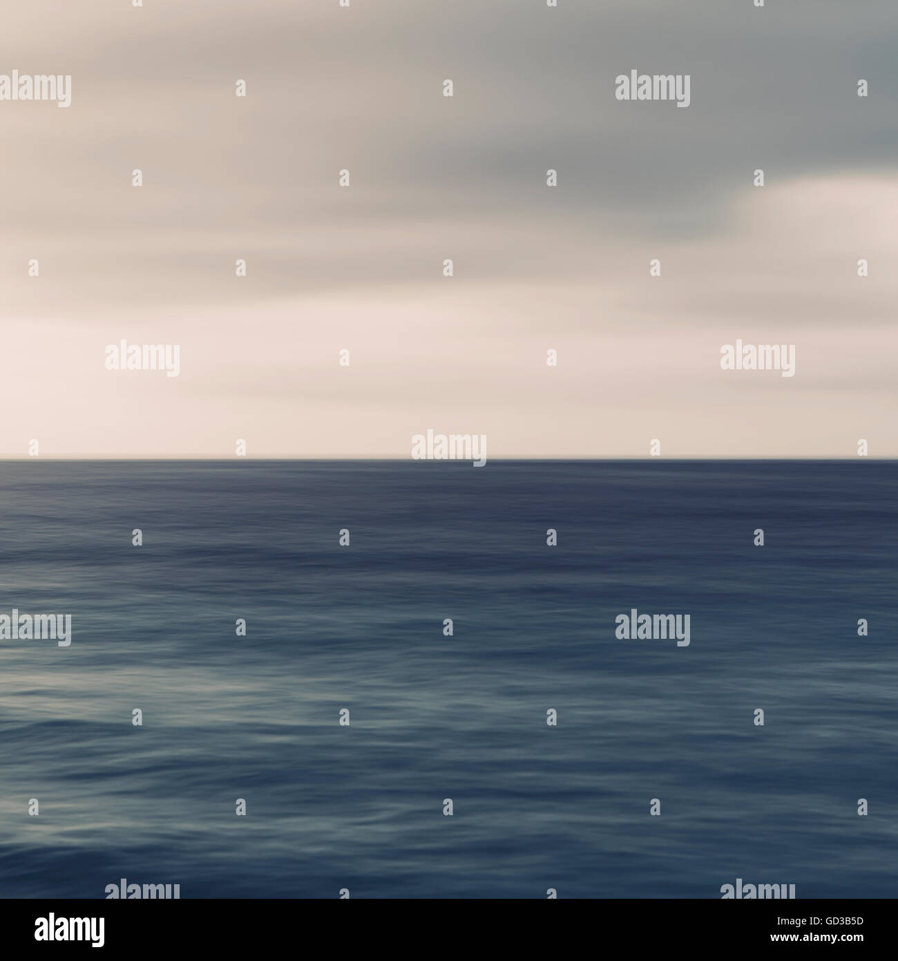 Türkisfarbenes Meer, Wellen auf der Oberfläche und bewölkten Himmel. Stockfoto