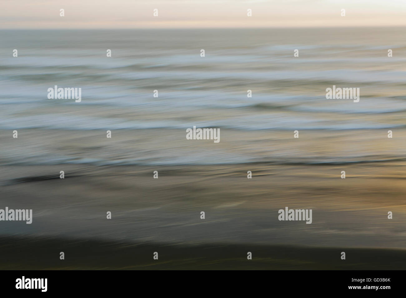 Bewegungsunschärfe Zusammenfassung des Pazifischen Ozeans in der Abenddämmerung. Stockfoto
