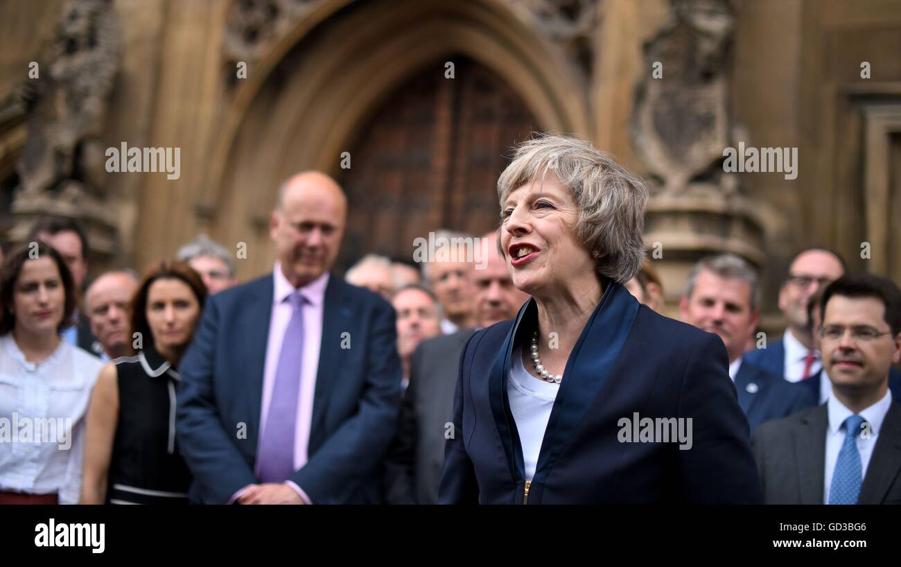 Theresa kann außerhalb der Houses of Parliament, Westminster, London, nachdem sie ihren Platz als zweite weibliche Premierministerin Großbritanniens durch die Überraschung Rückzug der einzige Rivalin im Kampf um David Cameron erfolgreich gesichert. Stockfoto