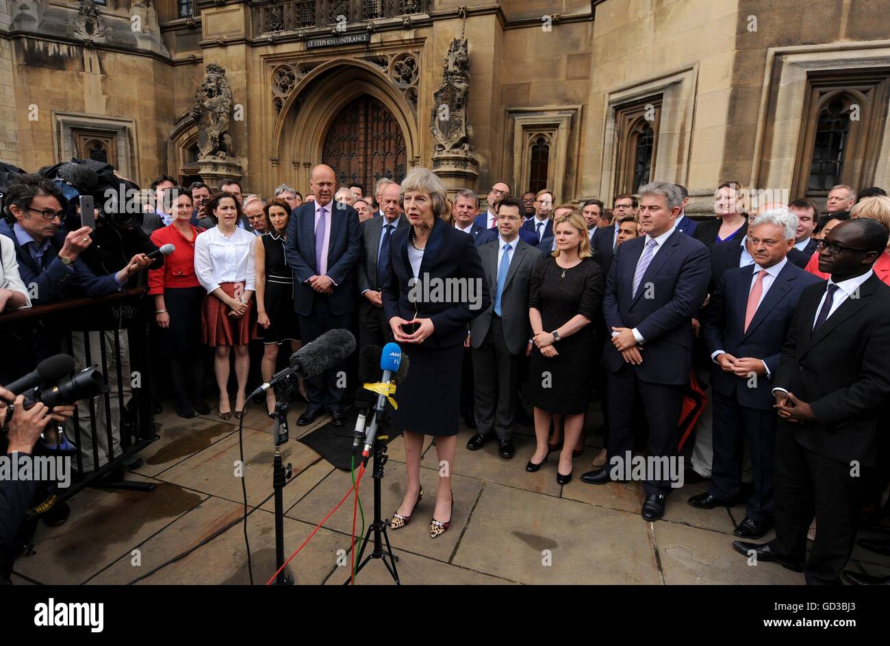 Theresa kann außerhalb der Houses of Parliament, Westminster, London, nachdem sie ihren Platz als zweite weibliche Premierministerin Großbritanniens durch die Überraschung Rückzug der einzige Rivalin im Kampf um David Cameron erfolgreich gesichert. Stockfoto
