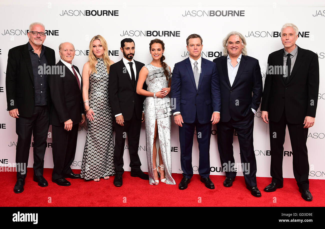 (2. v.l) Produzent Frank Marshall, Julia Stiles, Riz Ahmed, Alicia Vikander, Matt Damon und Regisseur Paul Greengrass Teilnahme an der Europa-Premiere von Jason Bourne statt im Odeon-Kino am Leicester Square in London. Stockfoto