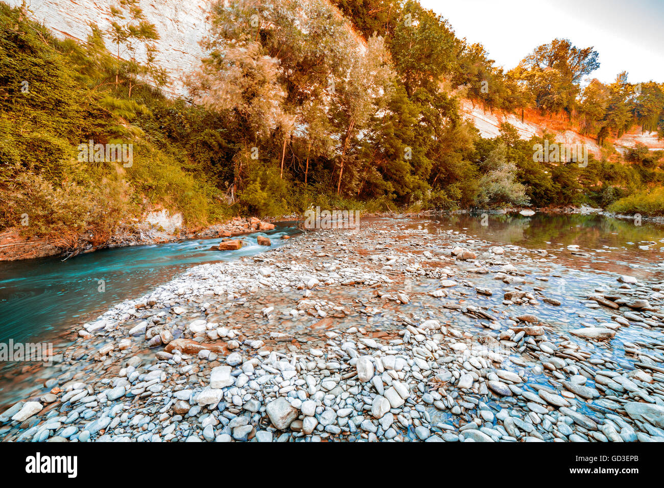 die klare und transparente Gewässer auf dem Bett eines Flusses auf die grünen Hügel der Emilia Romagna in Italien Stockfoto