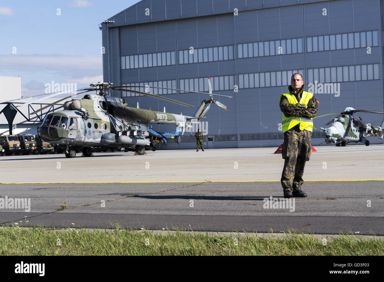 OSTRAVA, Tschechische Republik - 22 SEPTEMBER: Mann steht auf einem Laufsteg während Airshow Sitzung NATO Tage mit tschechischen Militär Mil Mi-171Sch Stockfoto