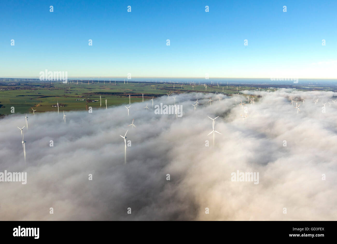 Luftaufnahme, Windkraftanlagen in eine Decke von Wolken, blauer Himmel, Luftaufnahme von Mars, Sauerland, Nord Rhein Westfalen, Deutschland Stockfoto