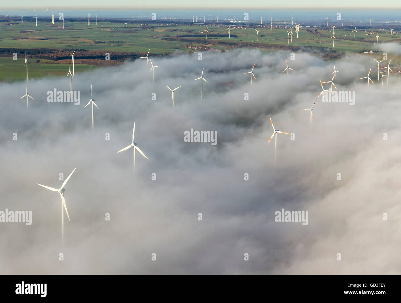 Luftaufnahme, Windkraftanlagen in eine Decke von Wolken, blauer Himmel, Luftaufnahme von Mars, Sauerland, Nord Rhein Westfalen, Deutschland Stockfoto