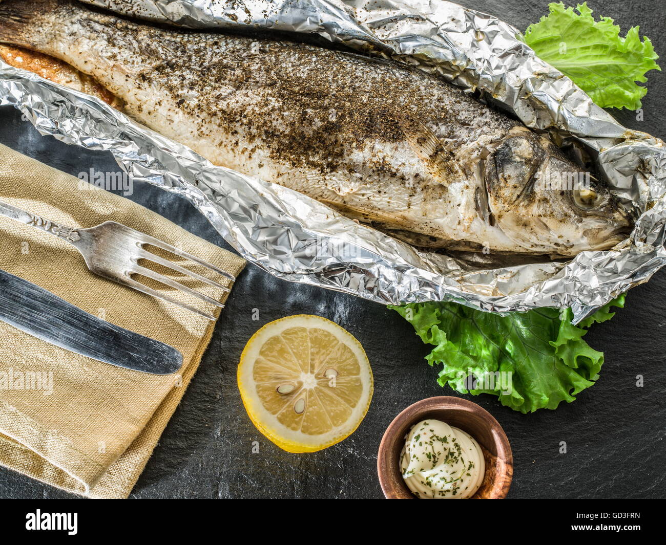 Gegrillter Wolfsbarsch Fisch auf der grauen Tabelle. Stockfoto