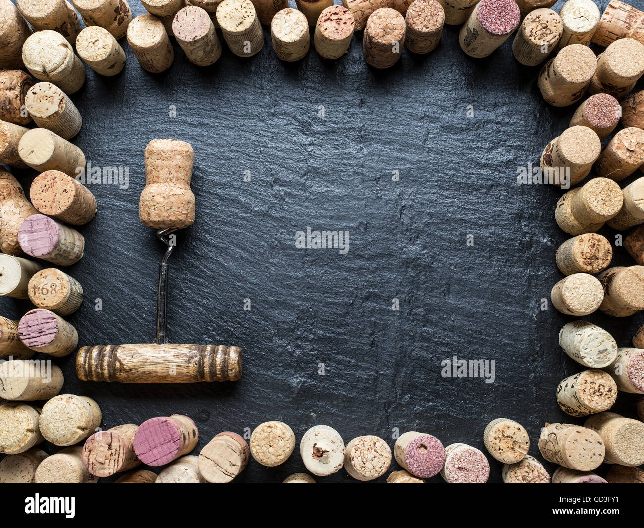 Weinkorken als Frame auf dem Graphit-Brett angeordnet. Stockfoto