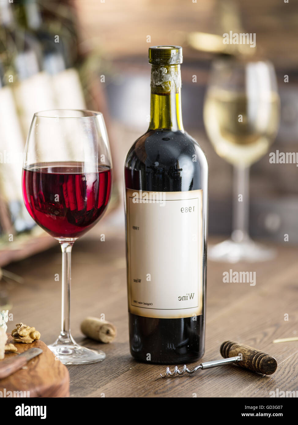 Gläser Wein und Käse-Platte. Wein zu testen. Stockfoto