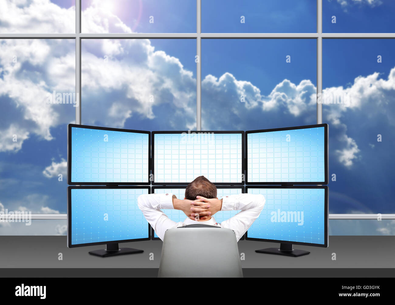 Entspannende Händler sitzenden vor Handelsstation besteht aus sechs leere Bildschirme Stockfoto