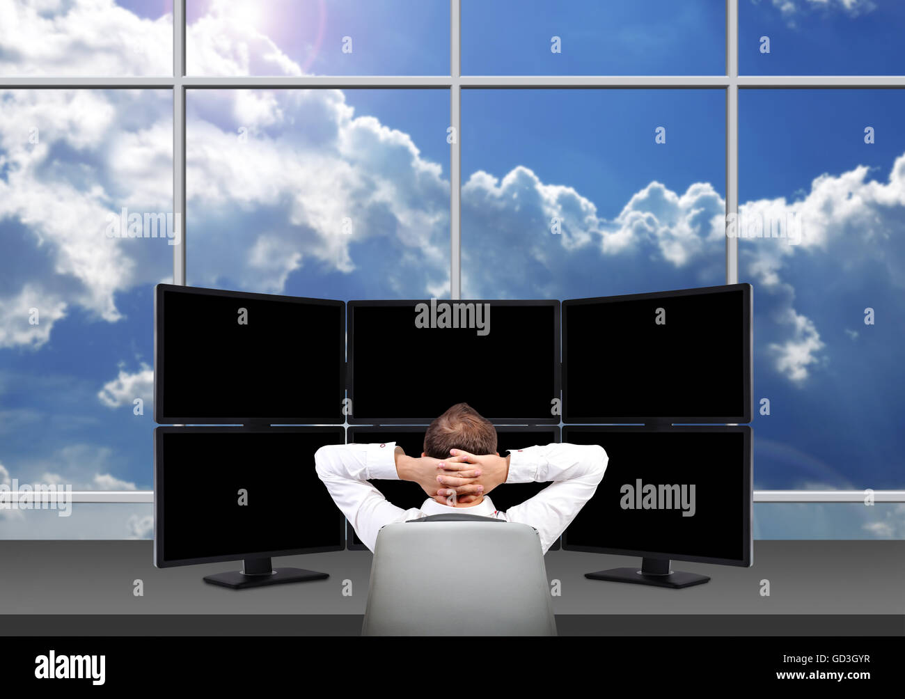 Entspannende Geschäftsmann sitzenden vor Handelsstation besteht aus sechs leere Bildschirme Stockfoto