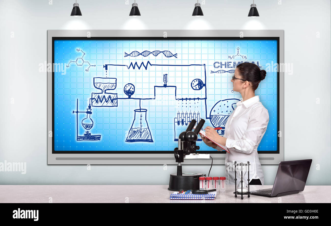 medizinische oder wissenschaftliche Forscherin im Labor und auf der Suche auf TV-Bildschirm mit Schema chemische Reaktion Stockfoto