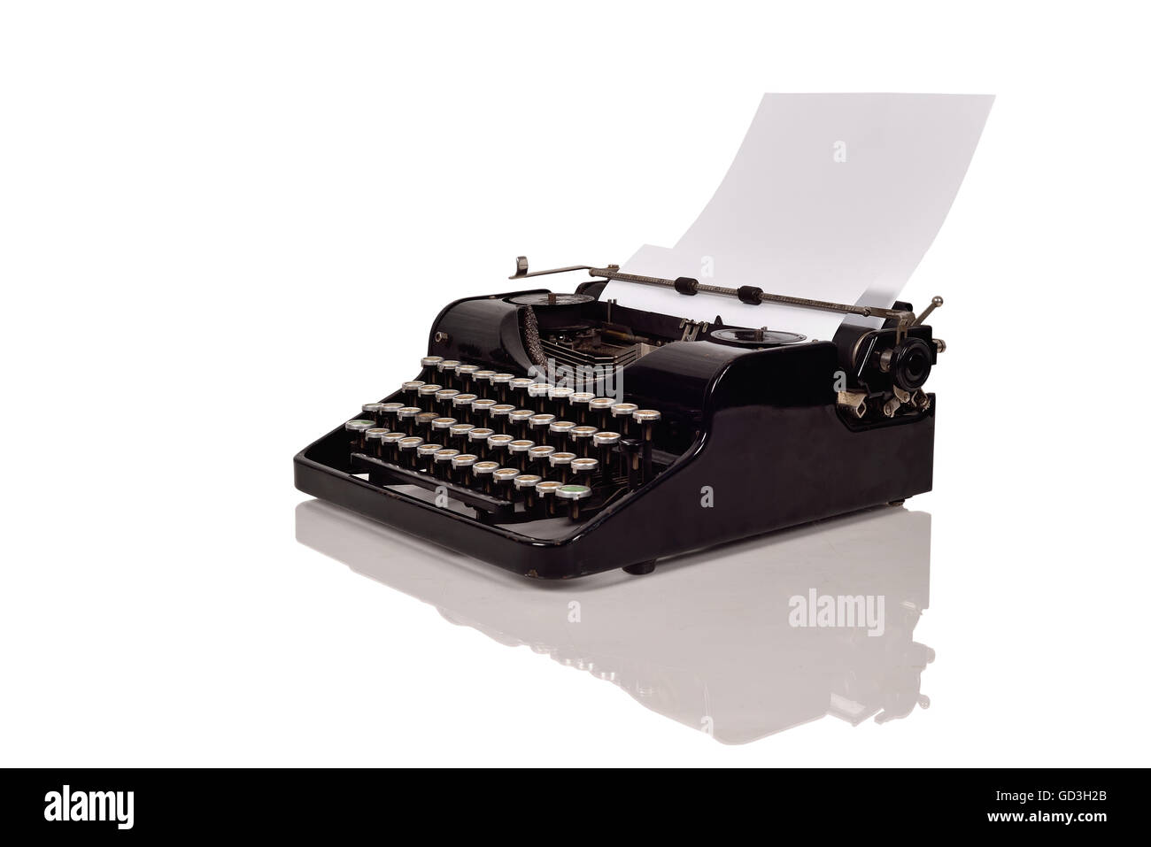 Vintage Schreibmaschine mit Papier auf weißem Hintergrund Stockfoto