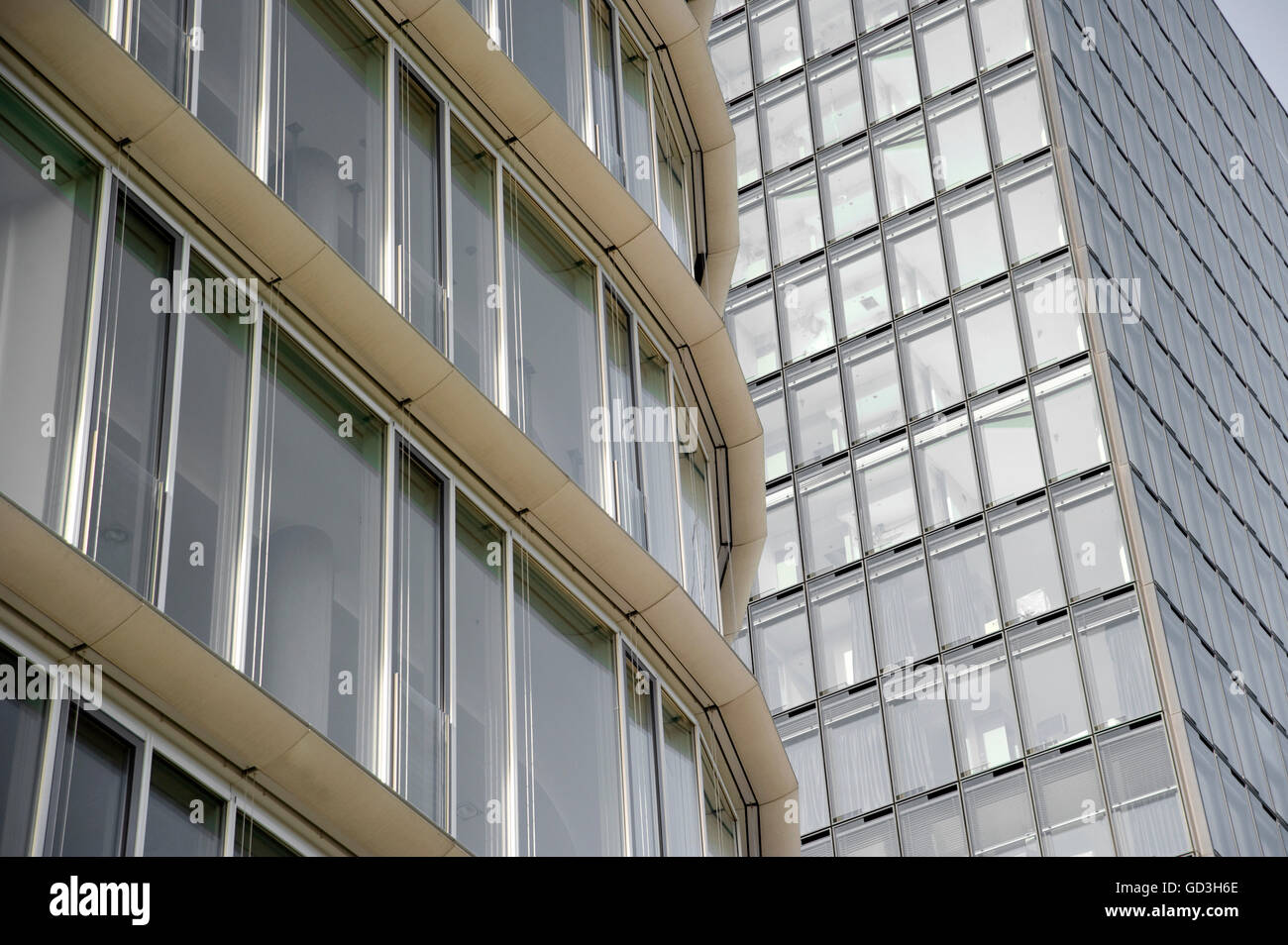 Runde und eckige Architektur, Architektur-Stile im Medienhafen Medienhafen, Düsseldorf, Nordrhein-Westfalen Stockfoto