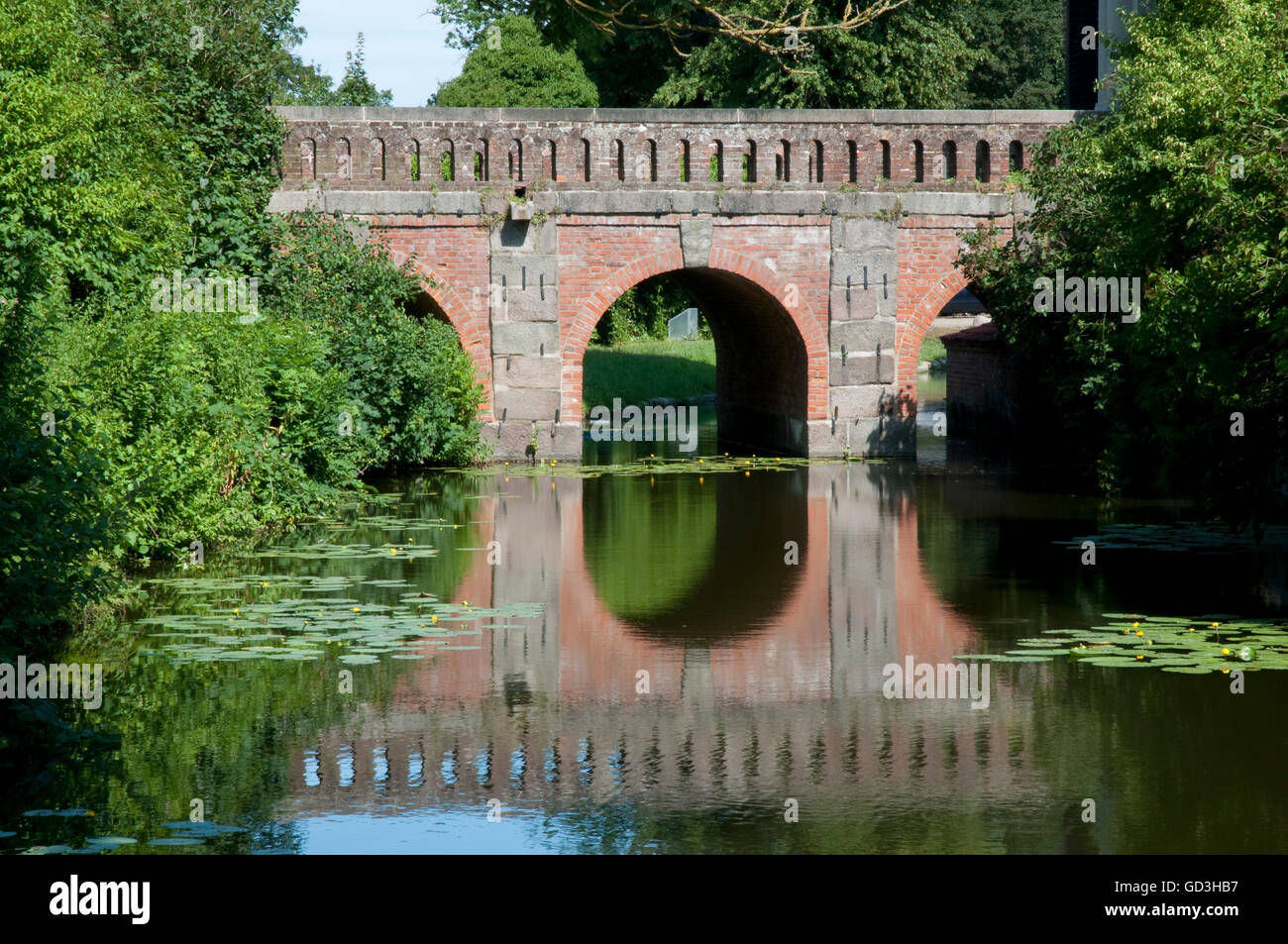 Bogenbrücke in den Schlossgarten Eutin, Naturpark Naturpark Holsteinische Schweiz, Schleswig-Holstein Stockfoto