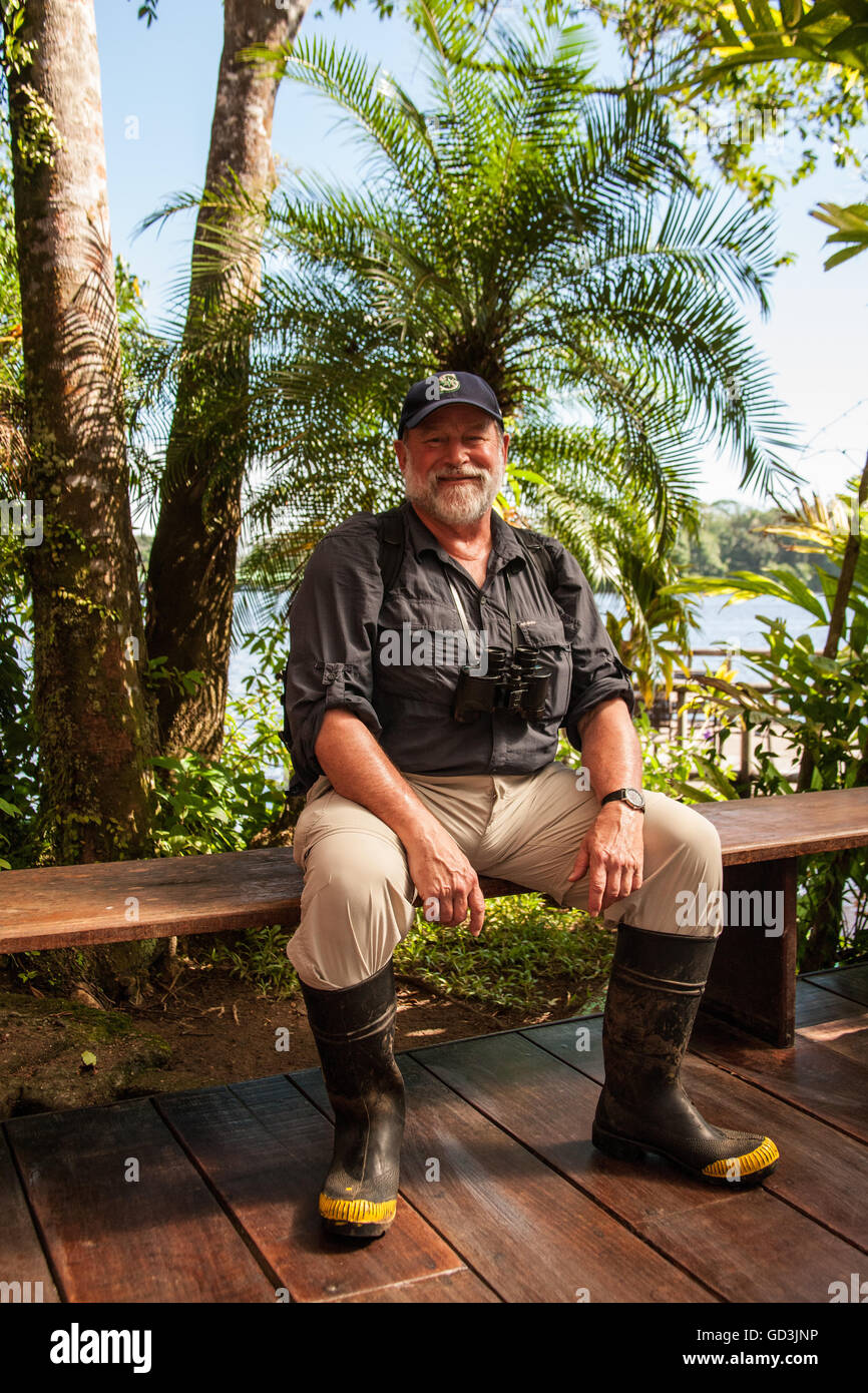 Mann trägt Gummistiefel immer bereit für eine Wanderung in den tropischen Dschungel rund um die Pachira Lodge in Tortuguero Stockfoto