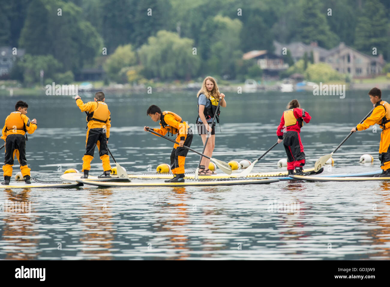 Frau unterrichtet wie Pre-Teens und Jugendliche, Paddleboard im Lake Sammamish State Park, Issaquah, Washington Stockfoto