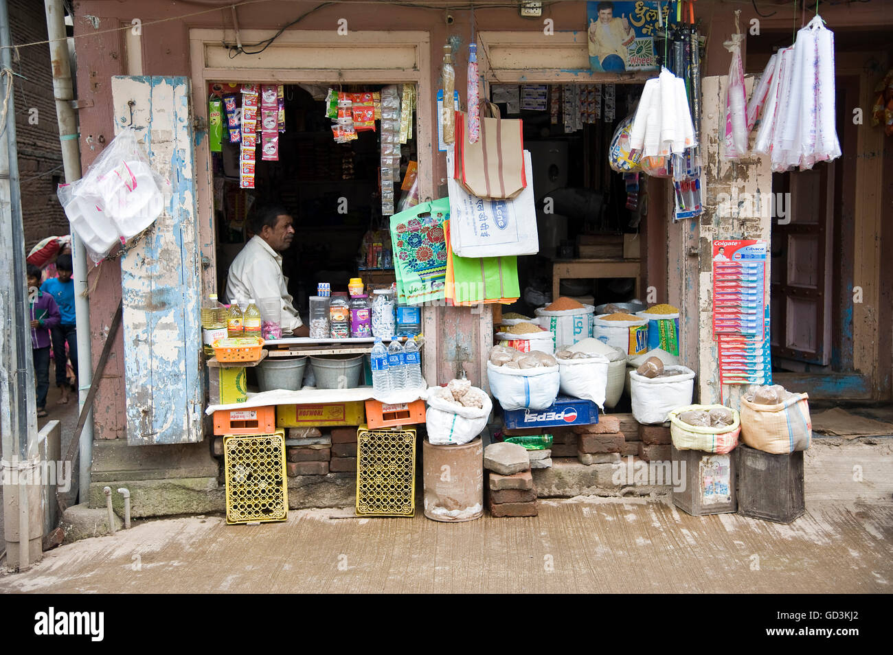 Kreditor sitzt wartet auf Kunden Gemischtwarenladen, Nasik, Maharashtra, Indien, Asien Stockfoto