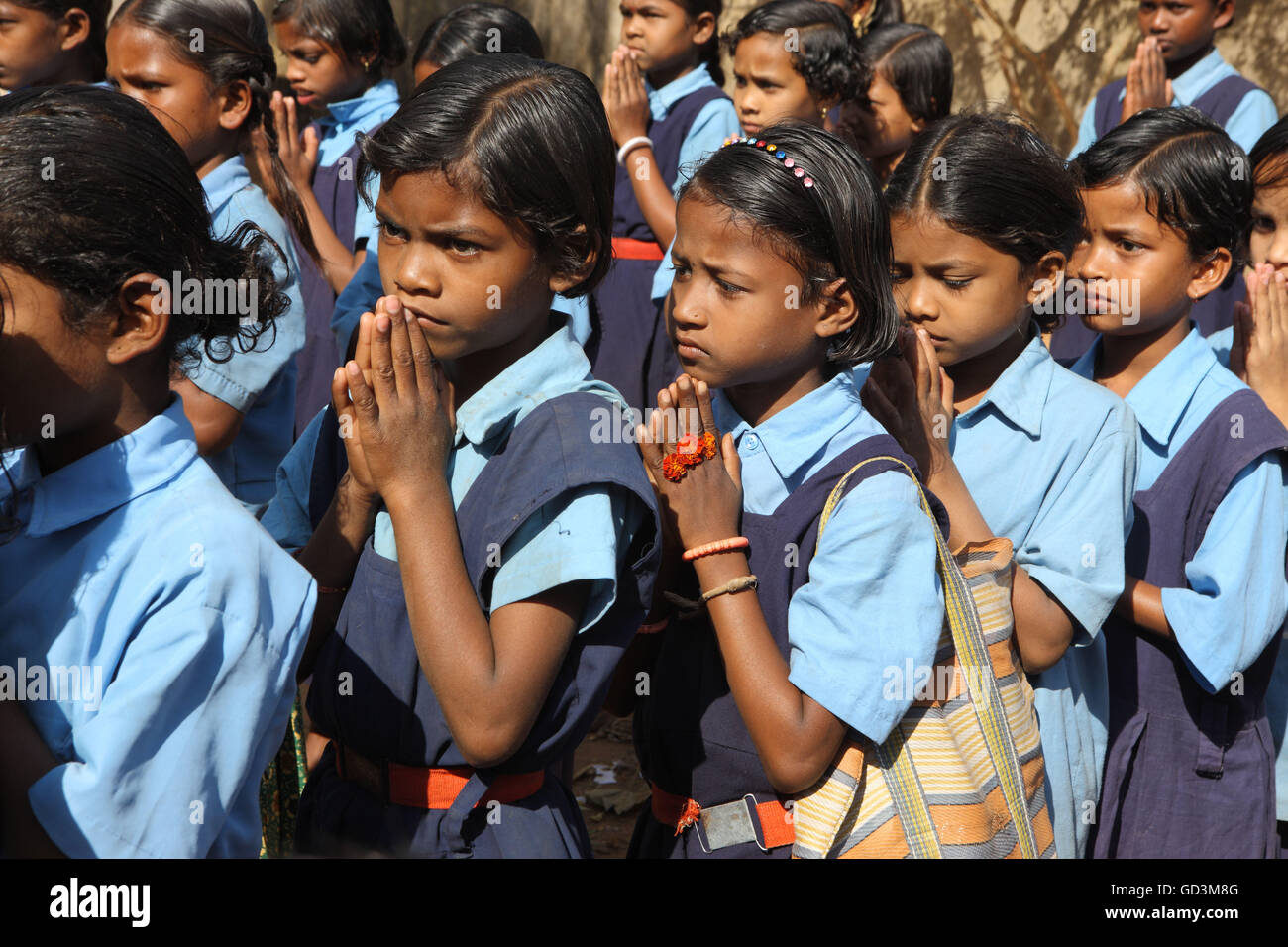 Studenten, die beten, Jagdalpur, Chhattisgarh, Indien, Asien Stockfoto
