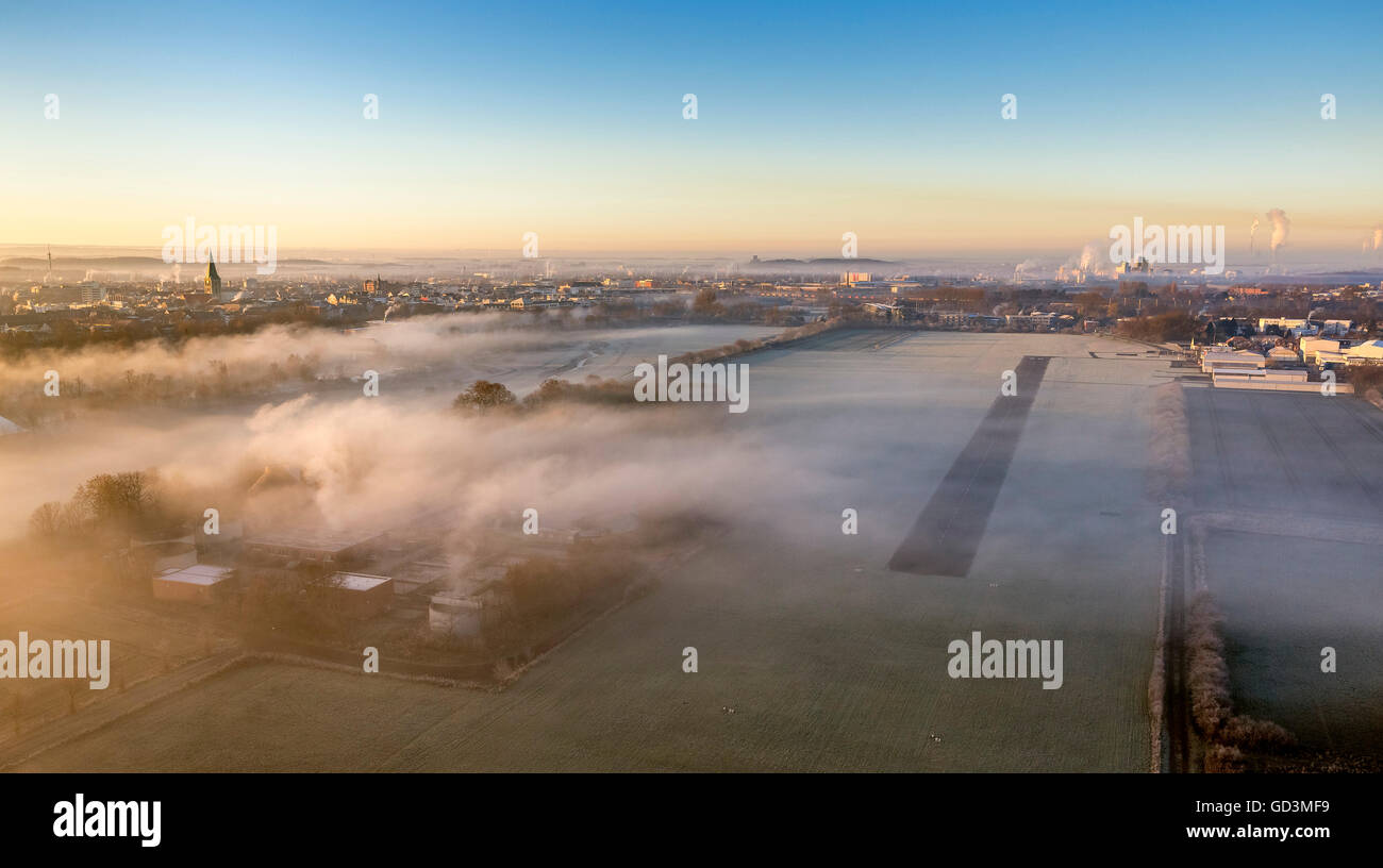 Luftbild, Flugplatz Hamm-Lippewiesen EDLH, Start-und Landebahn 06 24 im Morgennebel, Sonnenaufgang über Hamm, Hamm, Hamm, Luftaufnahme Stockfoto