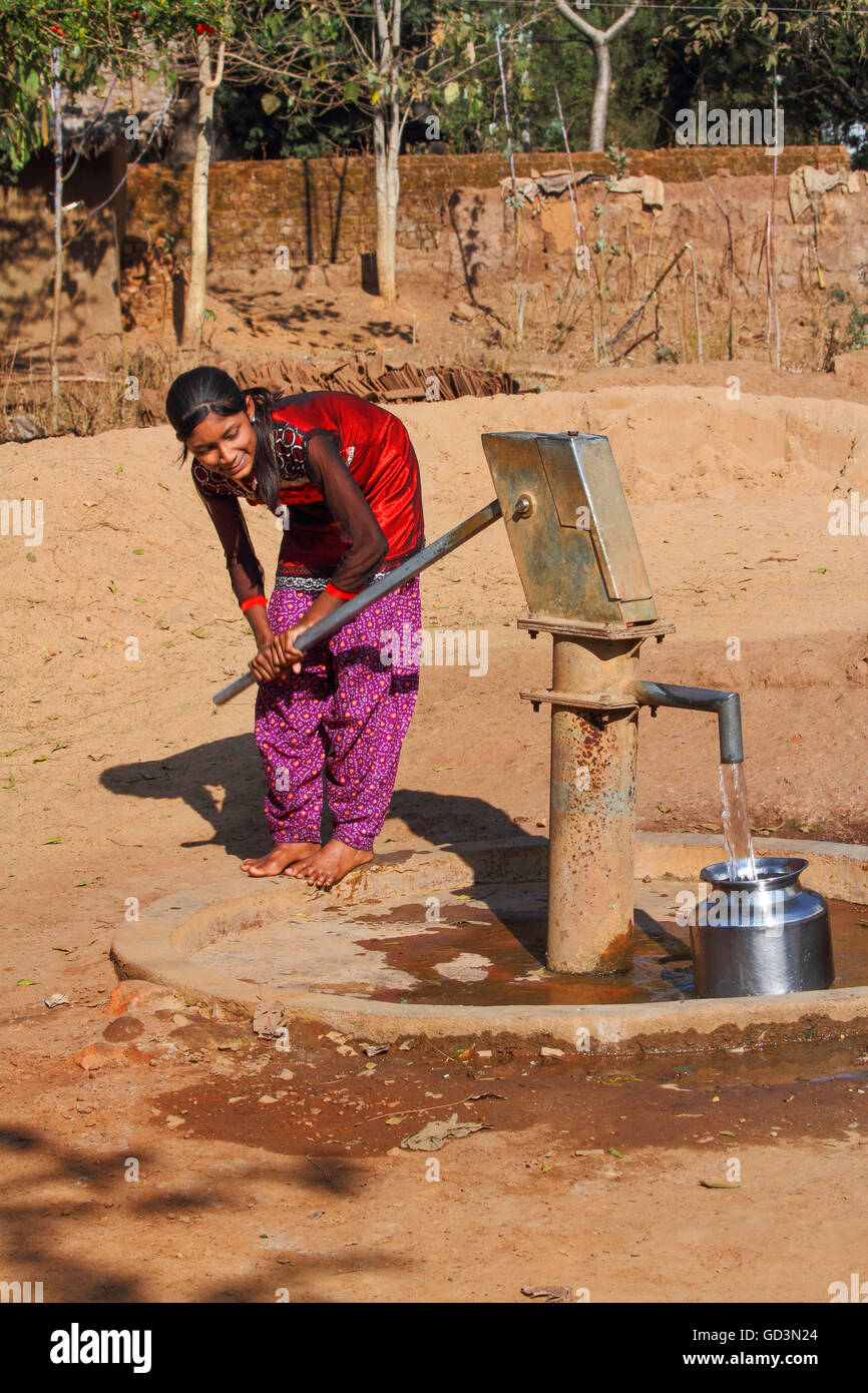 Stamm Mädchen das Pumpen von Wasser aus der Handpumpe, Bastar, Chhattisgarh, Indien, Asien Stockfoto