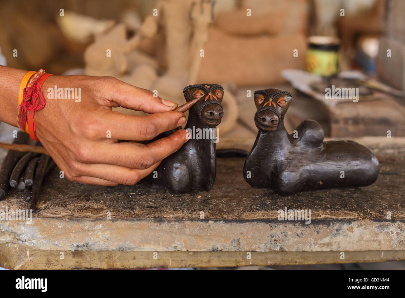 Vorbereitung des Wachsmodell für Metall Handwerk, Bastar, Chhattisgarh, Indien, Asien Stockfoto