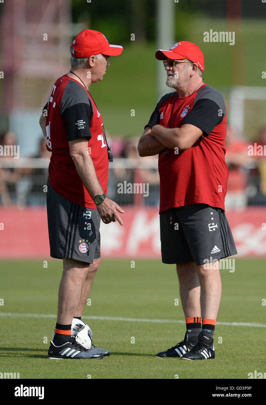Munchen Deutschland 11 Juli 2016 Fc Bayern Trainer Carlo Ancelotti L Plaudert Mit Fitness Trainer Giovanni Mauri In Der Ersten Ausbildung Sessiob In Munchen Deutschland 11 Juli 2016 Foto Andreas Gebert Dpa Alamy Live Nachrichten