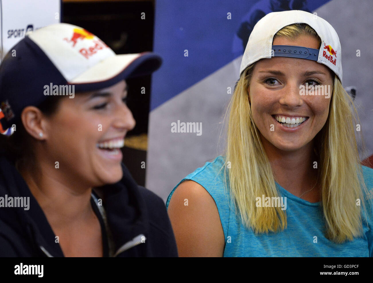 Prag, Tschechische Republik. 11. Juli 2016. Tschechische Beachvolleyball Spieler Marketa Slukova (rechts) und Barbora Hermannova (links) sprechen mit Journalisten in Prag, Tschechische Republik, 11. Juli 2016. Slukova und Hermannova behauptet, eines der zwei verbleibenden Olympia-Tickets bei der FIVB WM Continental und reist zu den Olympischen Spielen in Rio in weniger als einem Monat. © Katerina Sulova/CTK Foto/Alamy Live-Nachrichten Stockfoto