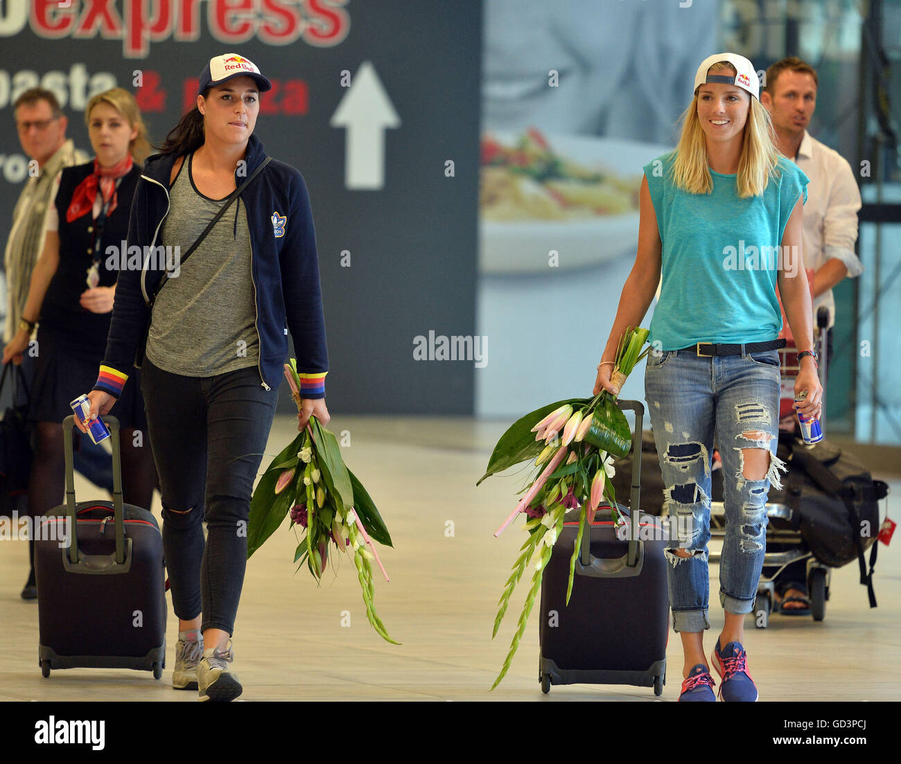 Prag, Tschechische Republik. 11. Juli 2016. Tschechische Beachvolleyball Spieler Marketa Slukova (rechts) und Barbora Hermannova (links) treffen sich Journalisten in Prag, Tschechische Republik, 11. Juli 2016. Slukova und Hermannova behauptet, eines der zwei verbleibenden Olympia-Tickets bei der FIVB WM Continental und reist zu den Olympischen Spielen in Rio in weniger als einem Monat. © Katerina Sulova/CTK Foto/Alamy Live-Nachrichten Stockfoto