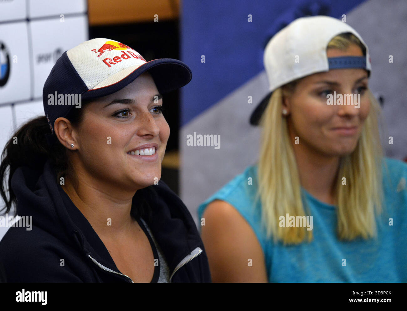 Prag, Tschechische Republik. 11. Juli 2016. Tschechische Beachvolleyball Spieler Marketa Slukova (rechts) und Barbora Hermannova (links) sprechen mit Journalisten in Prag, Tschechische Republik, 11. Juli 2016. Slukova und Hermannova behauptet, eines der zwei verbleibenden Olympia-Tickets bei der FIVB WM Continental und reist zu den Olympischen Spielen in Rio in weniger als einem Monat. © Katerina Sulova/CTK Foto/Alamy Live-Nachrichten Stockfoto