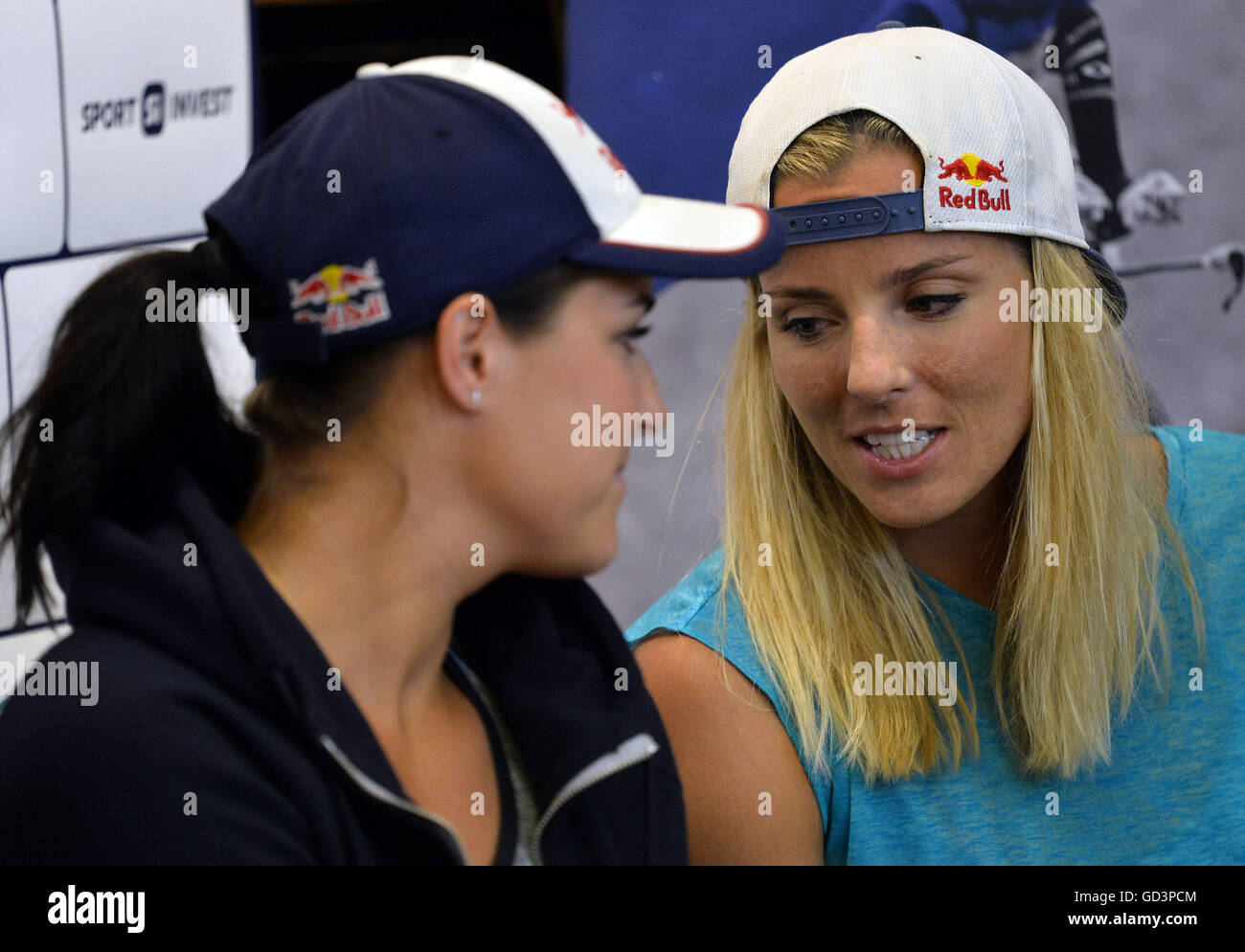 Prag, Tschechische Republik. 11. Juli 2016. Tschechische Beachvolleyball Spieler Marketa Slukova (rechts) und Barbora Hermannova (links) sprechen mit Journalisten in Prag, Tschechische Republik, 11. Juli 2016. Slukova und Hermannova behauptet, eines der zwei verbleibenden Olympia-Tickets bei der FIVB WM Continental und reist zu den Olympischen Spielen in Rio in weniger als einem Monat. © Katerina Sulova/CTK Foto/Alamy Live-Nachrichten Stockfoto