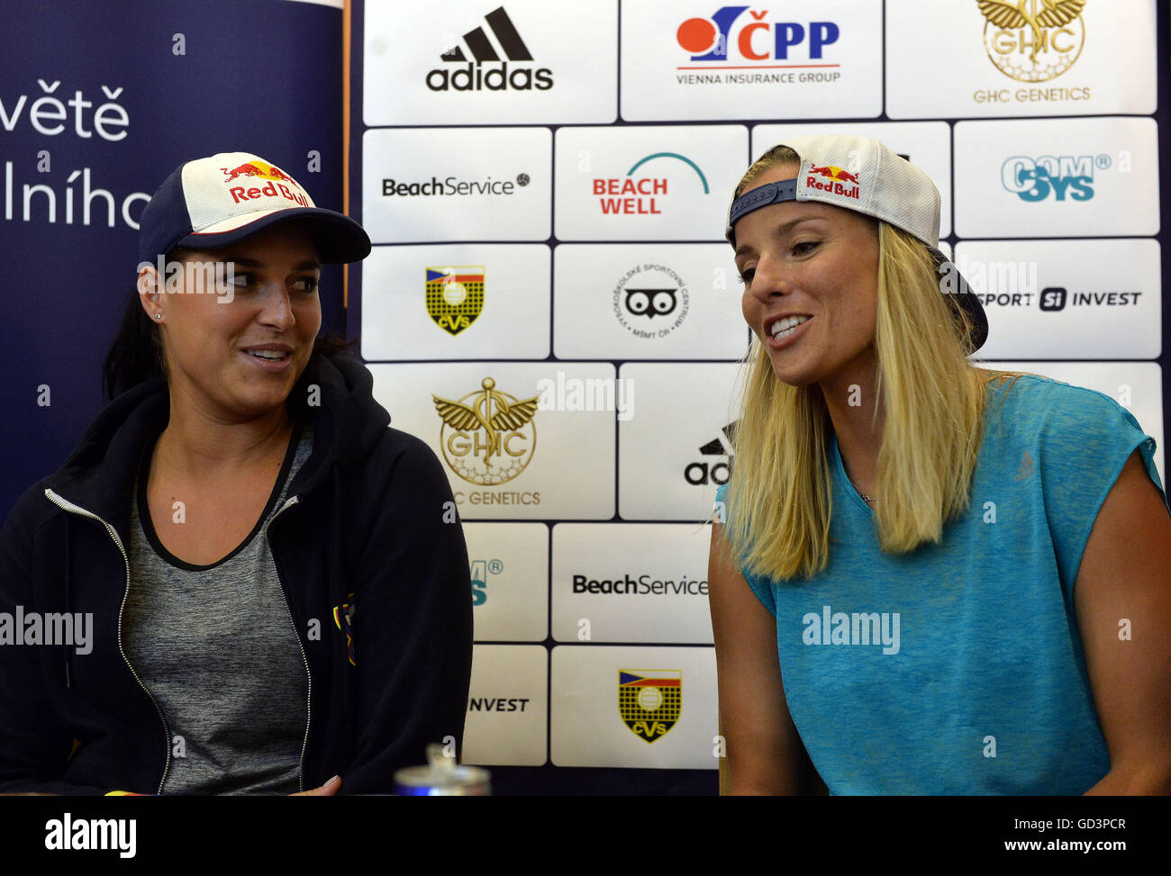Prag, Tschechische Republik. 11. Juli 2016. Tschechische Beachvolleyball Spieler Marketa Slukova (rechts) und Barbora Hermannova (links) sprechen mit Journalisten in Prag, Tschechische Republik, 11. Juli 2016. Slukova und Hermannova behauptet, eines der zwei verbleibenden Olympia-Tickets bei der FIVB WM Continental und reist zu den Olympischen Spielen in Rio in weniger als einem Monat. © Katerina Sulova/CTK Foto/Alamy Live-Nachrichten Stockfoto