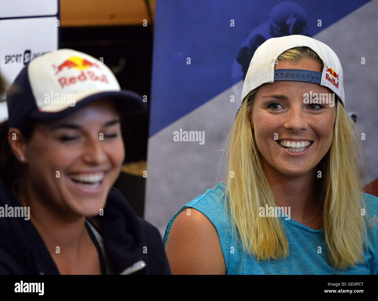Prag, Tschechische Republik. 11. Juli 2016. Tschechische Beachvolleyball Spieler Marketa Slukova (rechts) und Barbora Hermannova (links) sprechen mit Journalisten in Prag, Tschechische Republik, 11. Juli 2016. Slukova und Hermannova behauptet, eines der zwei verbleibenden Olympia-Tickets bei der FIVB WM Continental und reist zu den Olympischen Spielen in Rio in weniger als einem Monat. © Katerina Sulova/CTK Foto/Alamy Live-Nachrichten Stockfoto