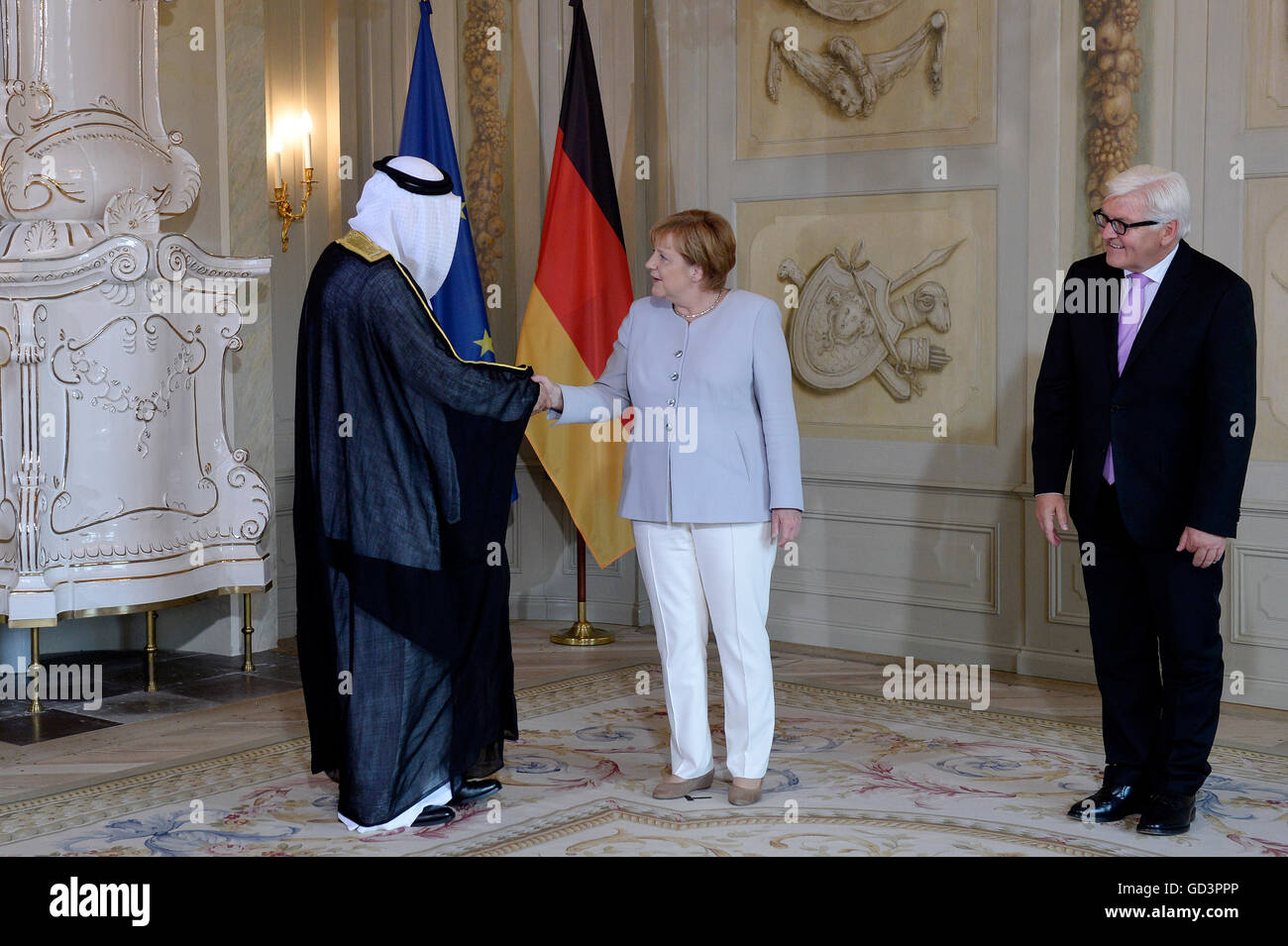 Meseberg, Deutschland. 11. Juli 2016. Deutsche Bundeskanzlerin Angela Merkel (CDU) begrüßt Botschafter der Vereinigten Arabischen Emirate, Ali Abdulla Mohamed Saeed Al Ahmed, der Regierung Guest house in einen Empfang für das diplomatische Corps in Meseberg, Deutschland, 11. Juli 2016. Foto: Maurizio Gambarini/Dpa/Alamy Live News Stockfoto