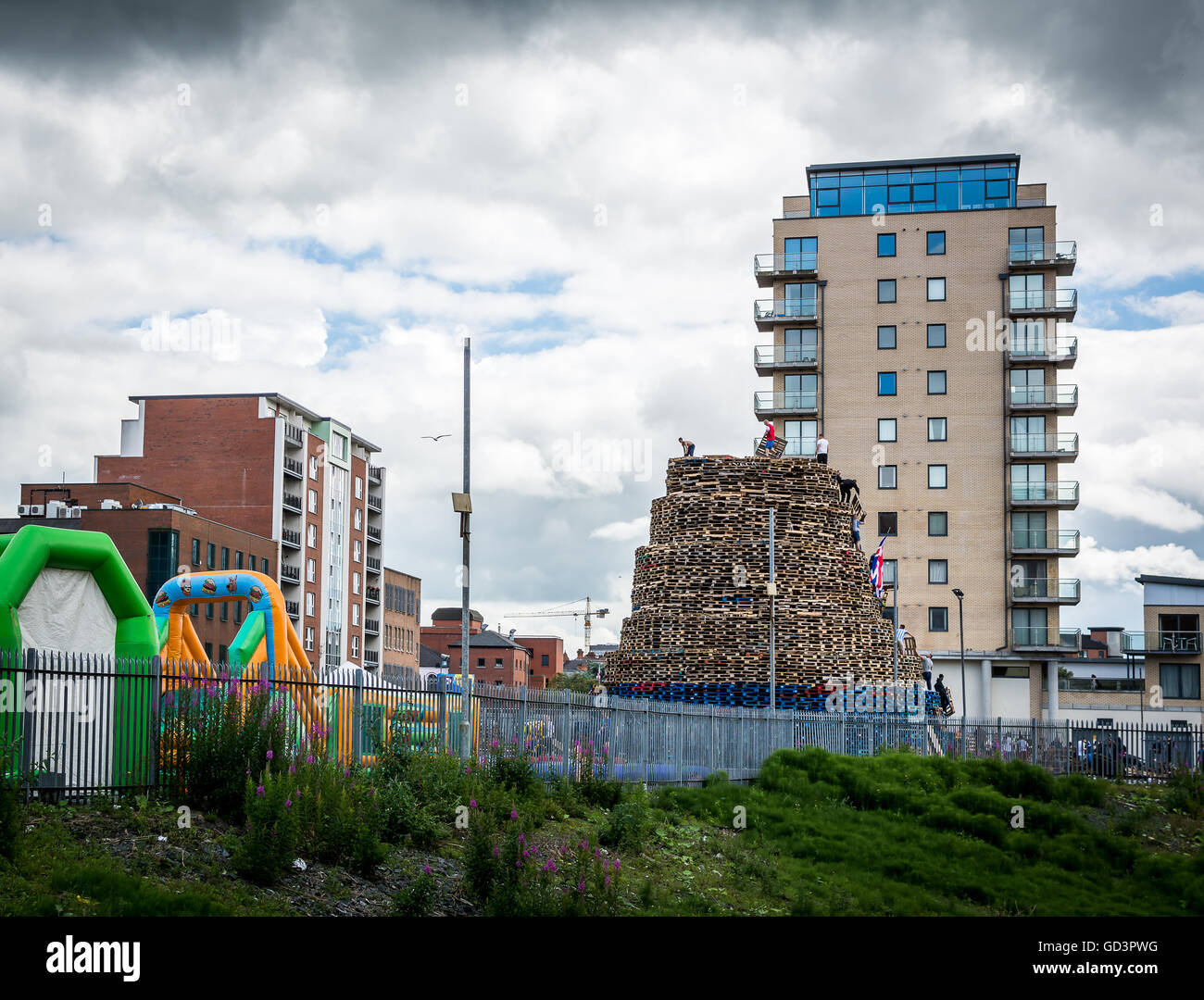 Belfast, UK. 11. Juli 2016. Loyalist Lagerfeuer in Sandy Zeilenbereich von Süd-Belfast. Bildnachweis: DMc Fotografie/Alamy Live-Nachrichten Stockfoto