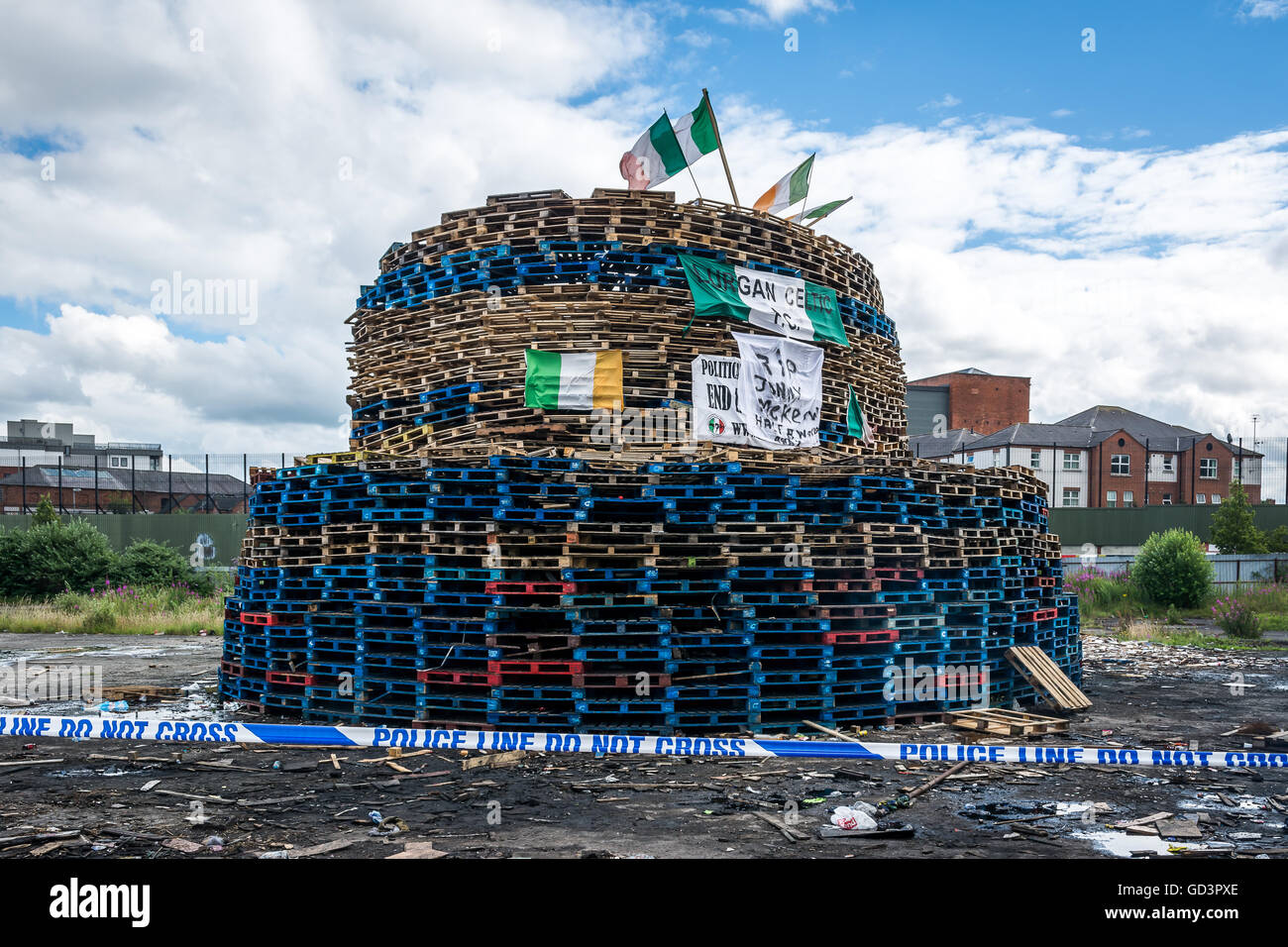 Belfast, UK. 11. Juli 2016. Loyalist Lagerfeuer im Shankill Road-Bereich von Nord-Belfast. Bildnachweis: DMc Fotografie/Alamy Live-Nachrichten Stockfoto