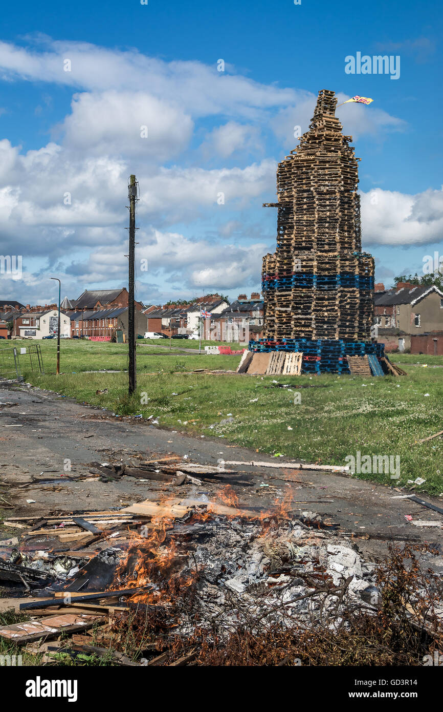 Belfast, UK. 11. Juli 2016. Loyalist Lagerfeuer im Dorfgebiet von Süd-Belfast. Bildnachweis: DMc Fotografie/Alamy Live-Nachrichten Stockfoto