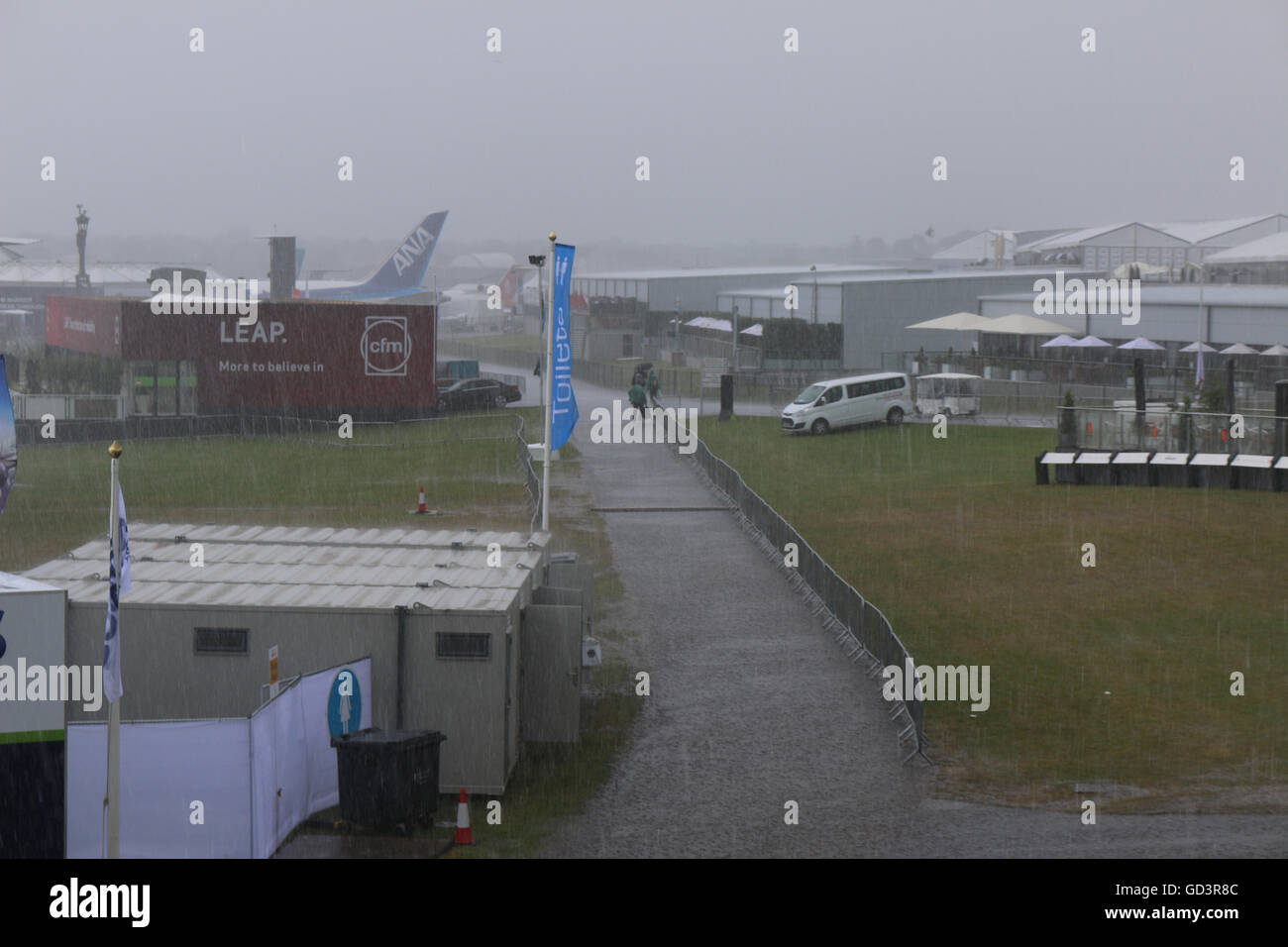 Farnborough-Hampshire 11. Juli 2016 Farnborough International Air Show vor der Sintflut ersten Tag Schwerter größte Flugshow senden die Massen am ersten Tag des Handels zeigt huschen für Cover und die Annullierung der Tag fliegen Credit: David Billinge/Alamy Live News Stockfoto