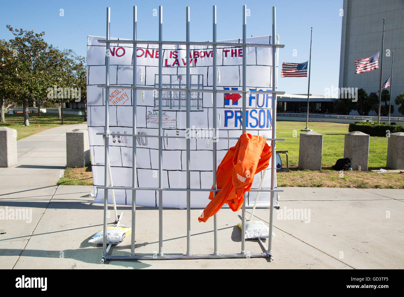 Los Angeles, Kalifornien, USA. 10. Juli 2016.   Ein großes Schild mit Gefängnis Bars war Setup außerhalb das Federal Building in Los Angeles für einen Protest gegen die Entscheidung des FBI nicht zur Anklage gegen Hillary Clinton in ihrem e-Mail-Gebrauch während ihrer Zeit als Secretary Of State der Vereinigten Staaten.  Sheri Determan © / Alamy Live News Stockfoto