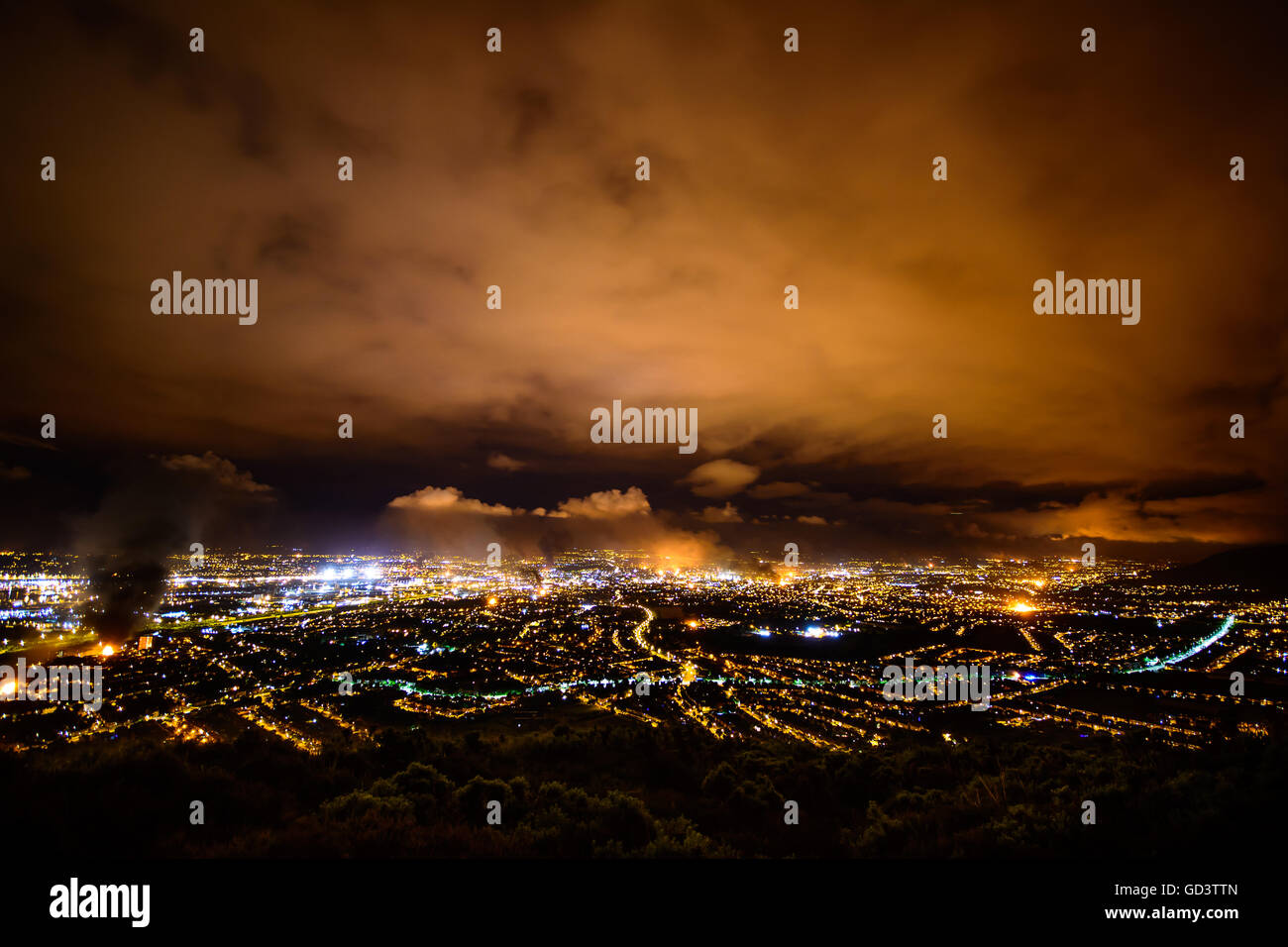 Belfast, Nordirland, Vereinigtes Königreich. 11. Juli 2016. Weitwinkel-Foto von der elften Nacht Feuer in Loyalist Bereichen in Belfast im Rahmen des 12. Juli feiern. Bildnachweis: DMc Fotografie/Alamy Live-Nachrichten Stockfoto