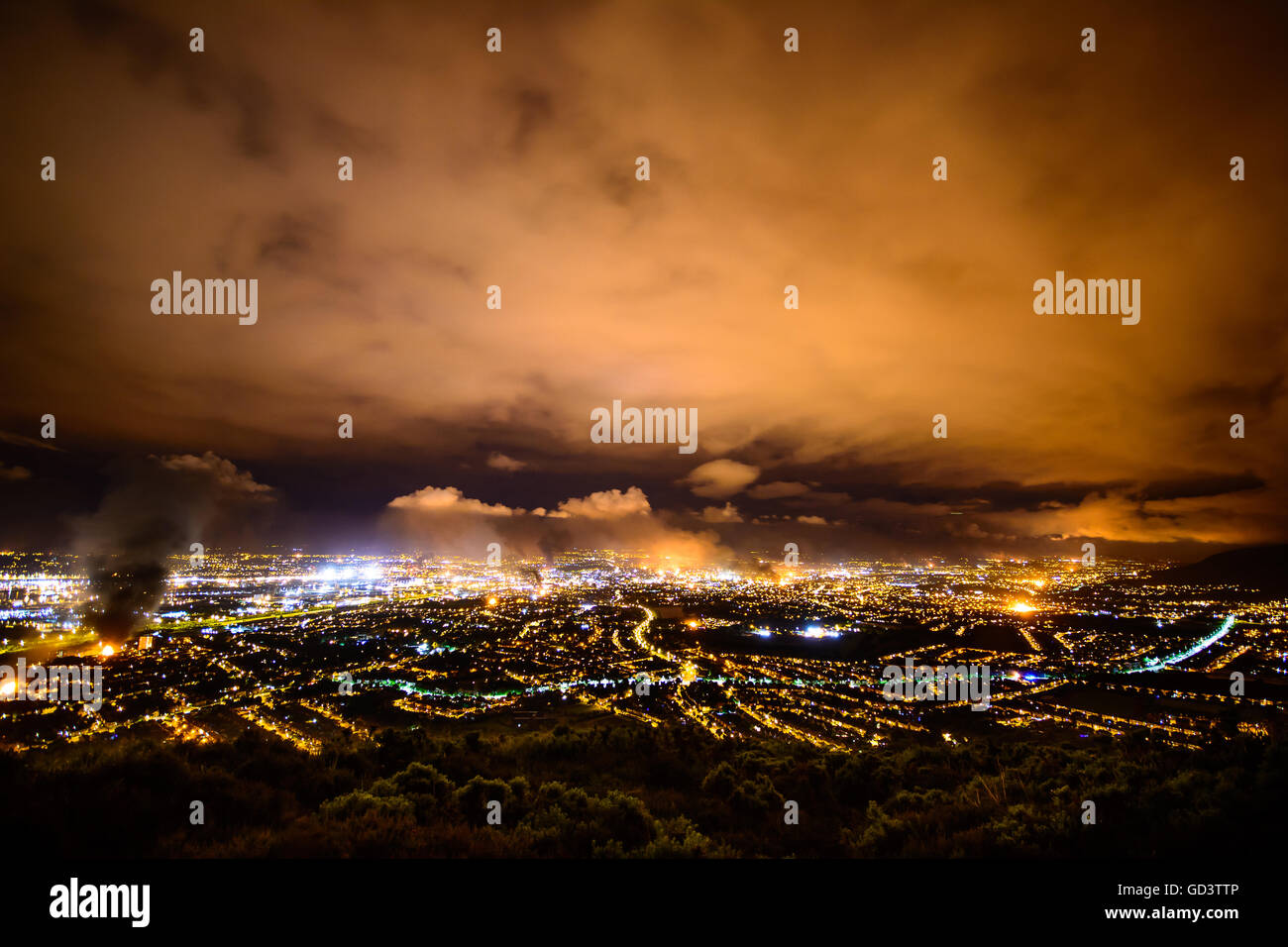 Belfast, Nordirland, Vereinigtes Königreich. 11. Juli 2016. Weitwinkel-Foto von der elften Nacht Feuer in Loyalist Bereichen in Belfast im Rahmen des 12. Juli feiern. Bildnachweis: DMc Fotografie/Alamy Live-Nachrichten Stockfoto