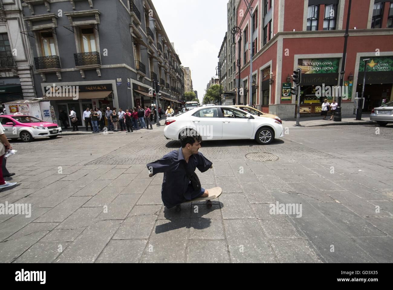 (160712)--Mexiko-Stadt, 12. Juli 2016 (Xinhua)--Foto am 3. Juli 2016 zeigt Rafael Reyes auf seinem Skateboard in Mexiko-Stadt, Hauptstadt von Mexiko. Gebürtig aus der kolumbianischen Stadt Bucaramanga, Rafael, 34, wurde ohne Arme und Beine geboren. Sein Zustand wurde als "Amelia", ärztlich diagnostiziert ist eine angeborene Fehlbildung, gekennzeichnet durch das Fehlen einer oder mehrerer Gliedmaßen. Seit 2 Jahren in Mexiko-Stadt Leben wurde, ist er nun ein biomedizinischen Ingenieur und ein Redner, der auch Tontechnik und Musikproduktion studiert. Er verwendet eine Skateboard als Transportmittel Stockfoto