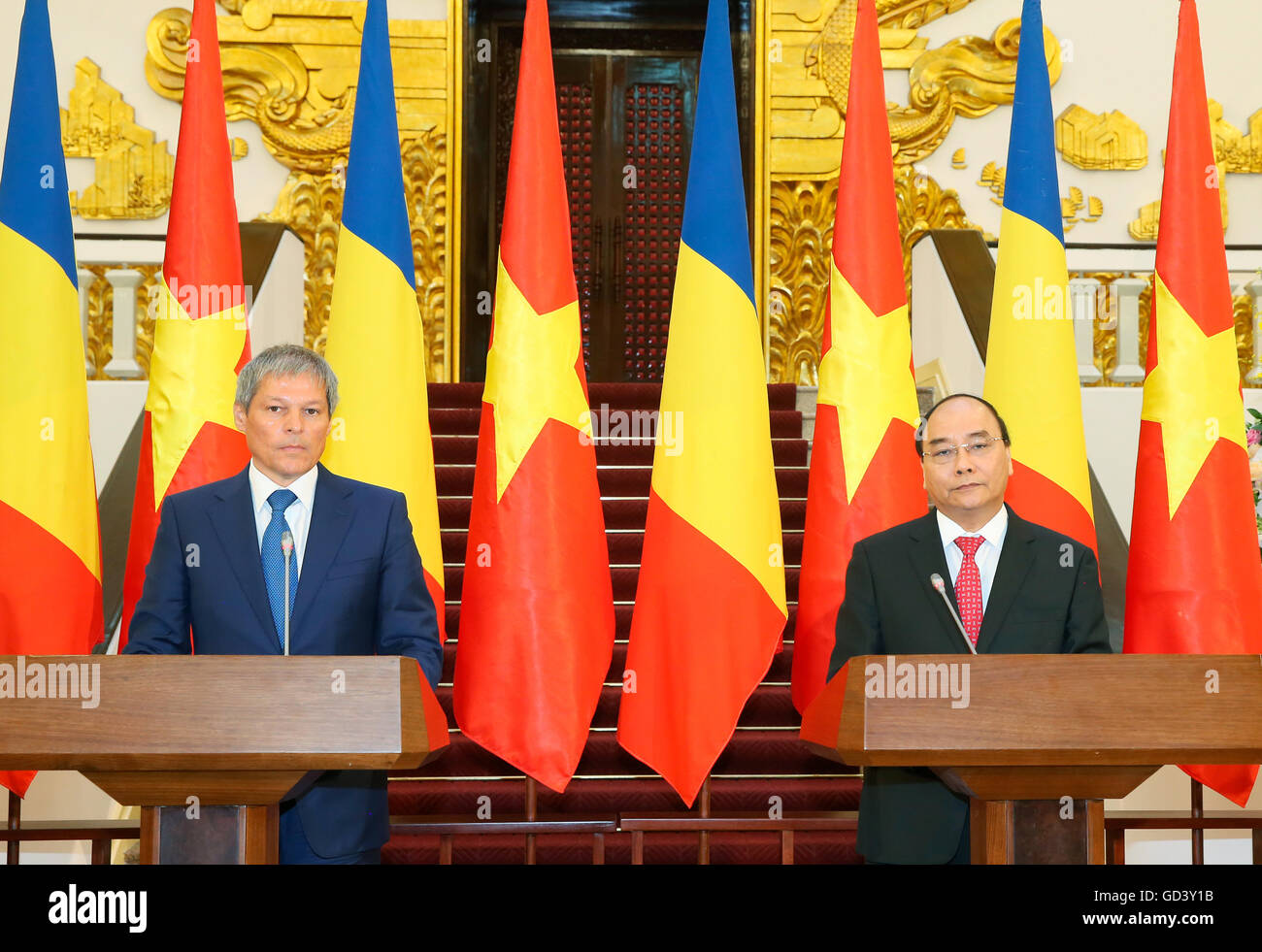 Hanoi, Vietnam. 12. Juli 2016. Vietnamese Prime Minister Nguyen Xuan Phuc (R) und Besuch der rumänische Ministerpräsident Dacian Ciolos teilnehmen in Hanoi, der Hauptstadt von Vietnam, eine Pressekonferenz am 12. Juli 2016. Dacian Ciolos, sagte hier Dienstag, die seine laufenden Besuch in Vietnam ist der erste dieser Art in den vergangenen 21 Jahren. © VNA/Xinhua/Alamy Live-Nachrichten Stockfoto