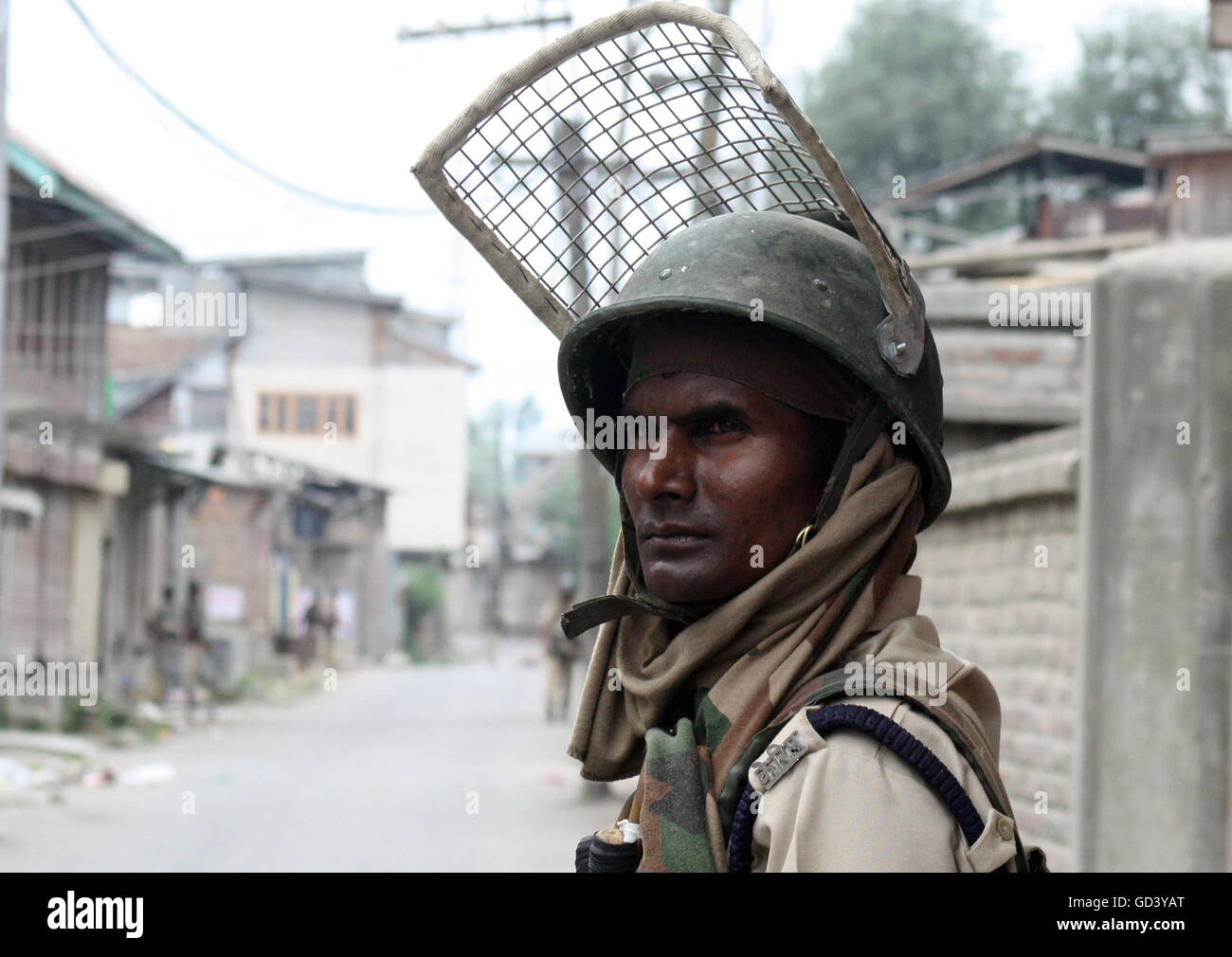 Srinagar, indische verabreicht Kaschmir. 11. Juli 2016. Eine indischen paramilitärischen Soldat steht Wache Desert Road, während der Ausgangssperre in Srinagar.Curfew verhängt, der nach wie vor für den vierten aufeinander folgenden Tag, Anti-Indien Gewalt nach der Ermordung von Freitag von Burhan Wani, Chef von Hizbul Mujahideen zu unterdrücken Kaschmir größte rebellieren Gruppe Credit: Sofi Suhail/Alamy Live News Stockfoto