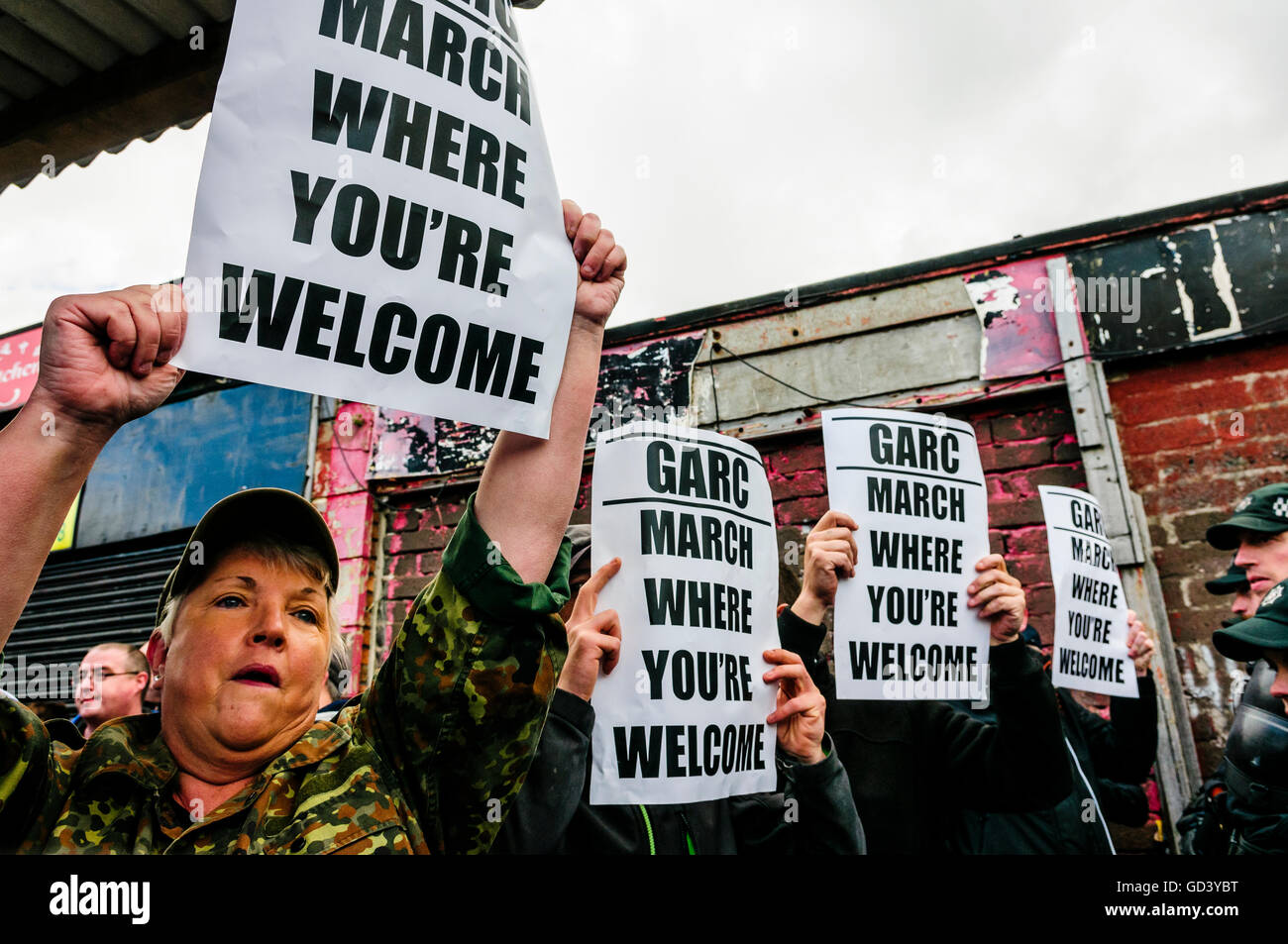 Belfast, Nordirland. 12. Juli 2016 - übergeben The Ardoyne Feeder Parade (wo Orange Lodges aus Ligoniel die Hauptparade 12. Juli verbinden sich mit) der strittigen Ardoyne Geschäfte Gegend ohne Zwischenfälle.  Rund 150 Demonstranten aus GARC gesammelt, schrie, der "Walk of Shame!" wie die Querflöte Band, Orange Lodge und 100 Unterstützer übergeben. Bildnachweis: Stephen Barnes/Alamy Live-Nachrichten Stockfoto Belfast, Nordirland. 12. Juli 2016 - übergeben The Ardoyne Feeder Parade (wo Orange Lodges aus Ligoniel die Hauptparade 12. Juli verbinden sich mit) der strittigen Ardoyne Geschäfte Gegend ohne Zwischenfälle.  Rund 150 Demonstranten aus GARC gesammelt, schrie, der "Walk of Shame!" wie die Querflöte Band, Orange Lodge und 100 Unterstützer übergeben. Bildnachweis: Stephen Barnes/Alamy Live-Nachrichten Stockfoto