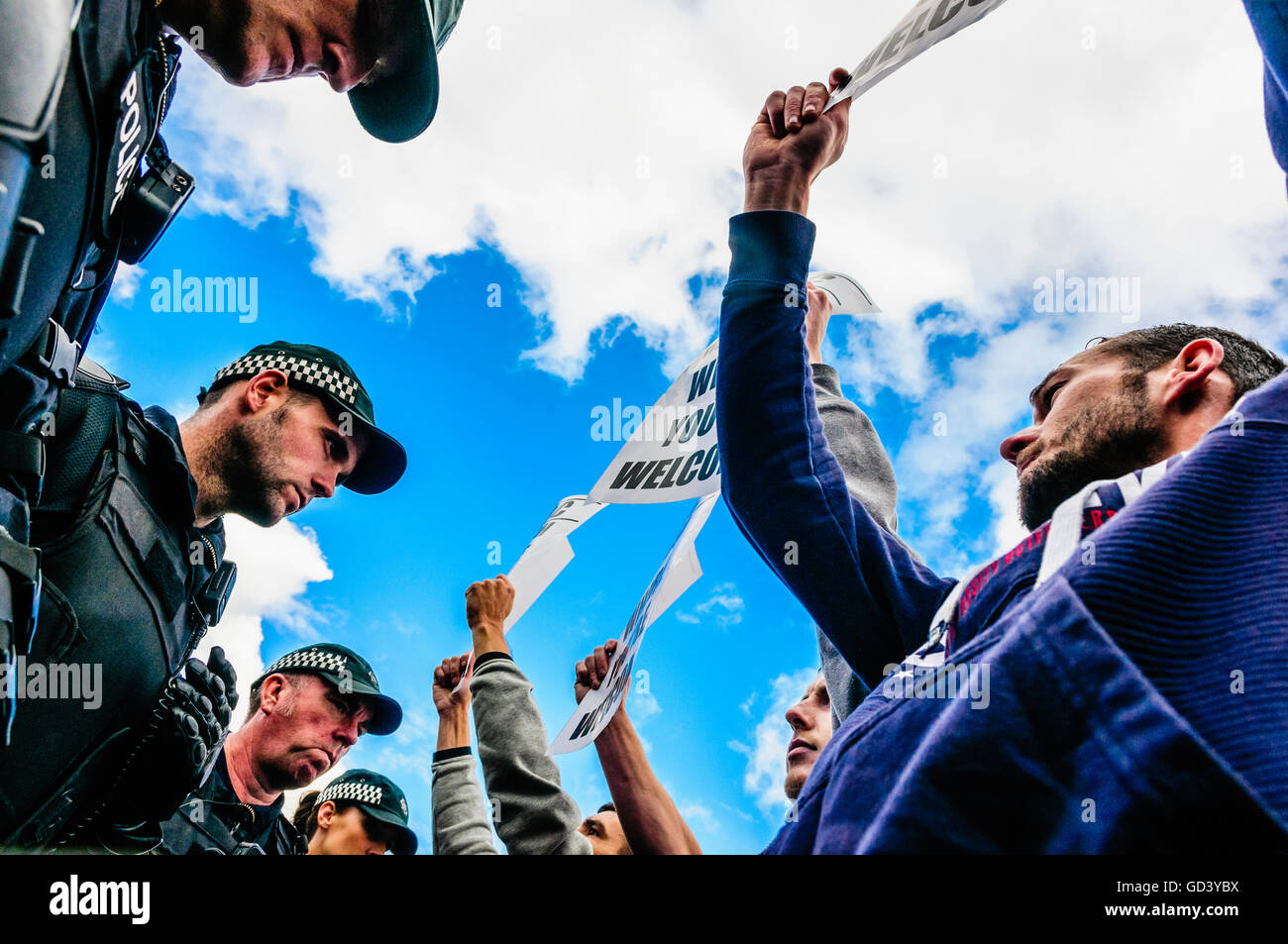 Belfast, Nordirland. 12. Juli 2016 - übergeben The Ardoyne Feeder Parade (wo Orange Lodges aus Ligoniel die Hauptparade 12. Juli verbinden sich mit) der strittigen Ardoyne Geschäfte Gegend ohne Zwischenfälle.  Rund 150 Demonstranten aus GARC gesammelt, schrie, der "Walk of Shame!" wie die Querflöte Band, Orange Lodge und 100 Unterstützer übergeben. Bildnachweis: Stephen Barnes/Alamy Live-Nachrichten Stockfoto