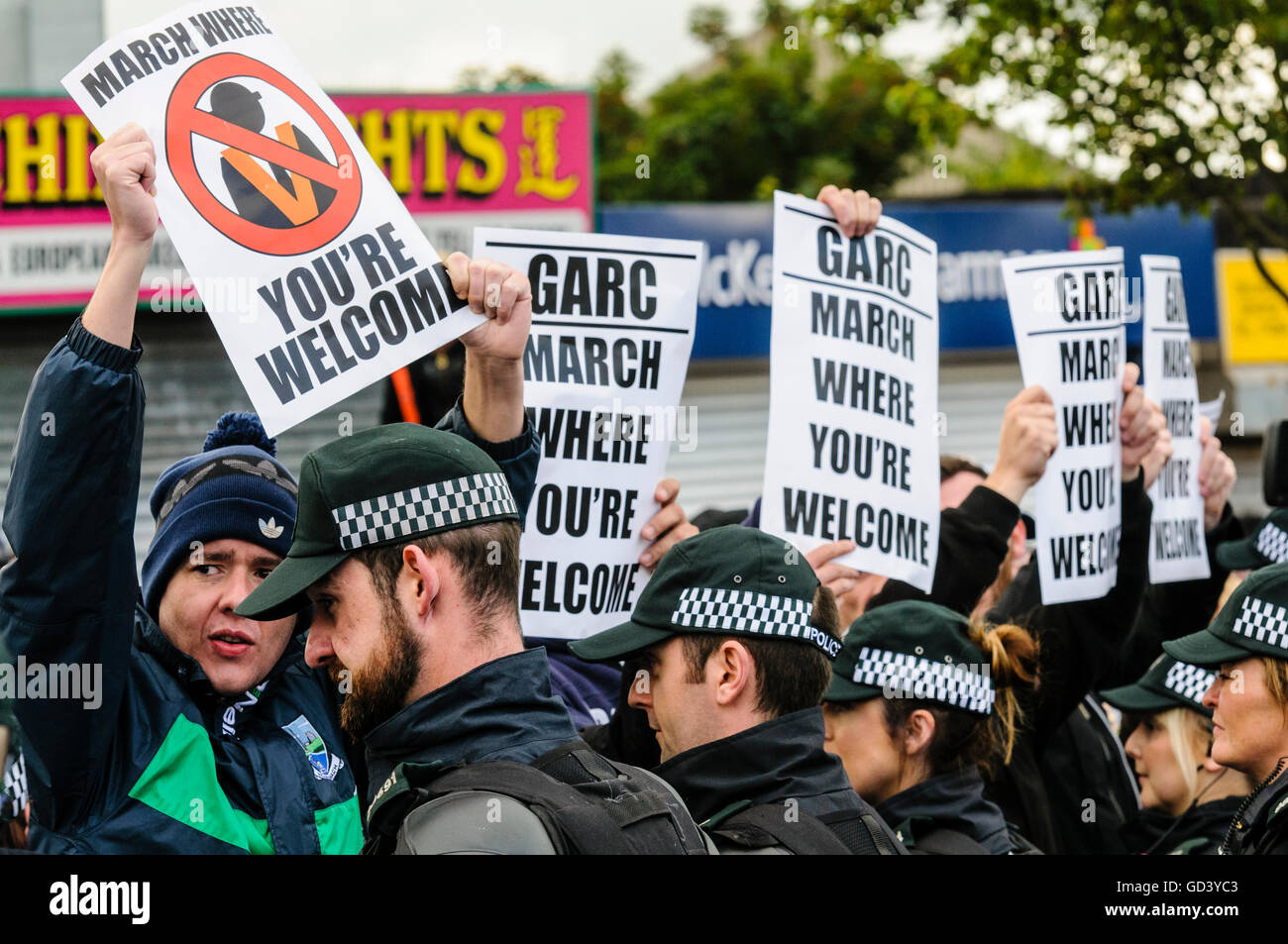 Belfast, Nordirland. 12. Juli 2016 - übergeben The Ardoyne Feeder Parade (wo Orange Lodges aus Ligoniel die Hauptparade 12. Juli verbinden sich mit) der strittigen Ardoyne Geschäfte Gegend ohne Zwischenfälle.  Rund 150 Demonstranten aus GARC gesammelt, schrie, der "Walk of Shame!" wie die Querflöte Band, Orange Lodge und 100 Unterstützer übergeben. Bildnachweis: Stephen Barnes/Alamy Live-Nachrichten Stockfoto